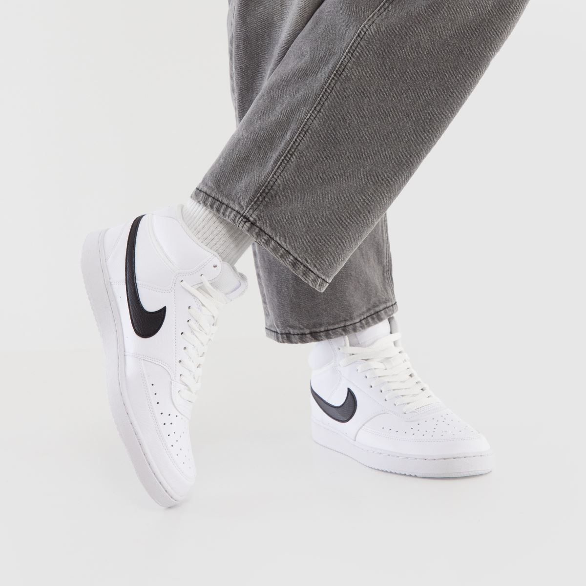 Nike Court Vision Mid Next Nature – Vita och svarta träningsskor