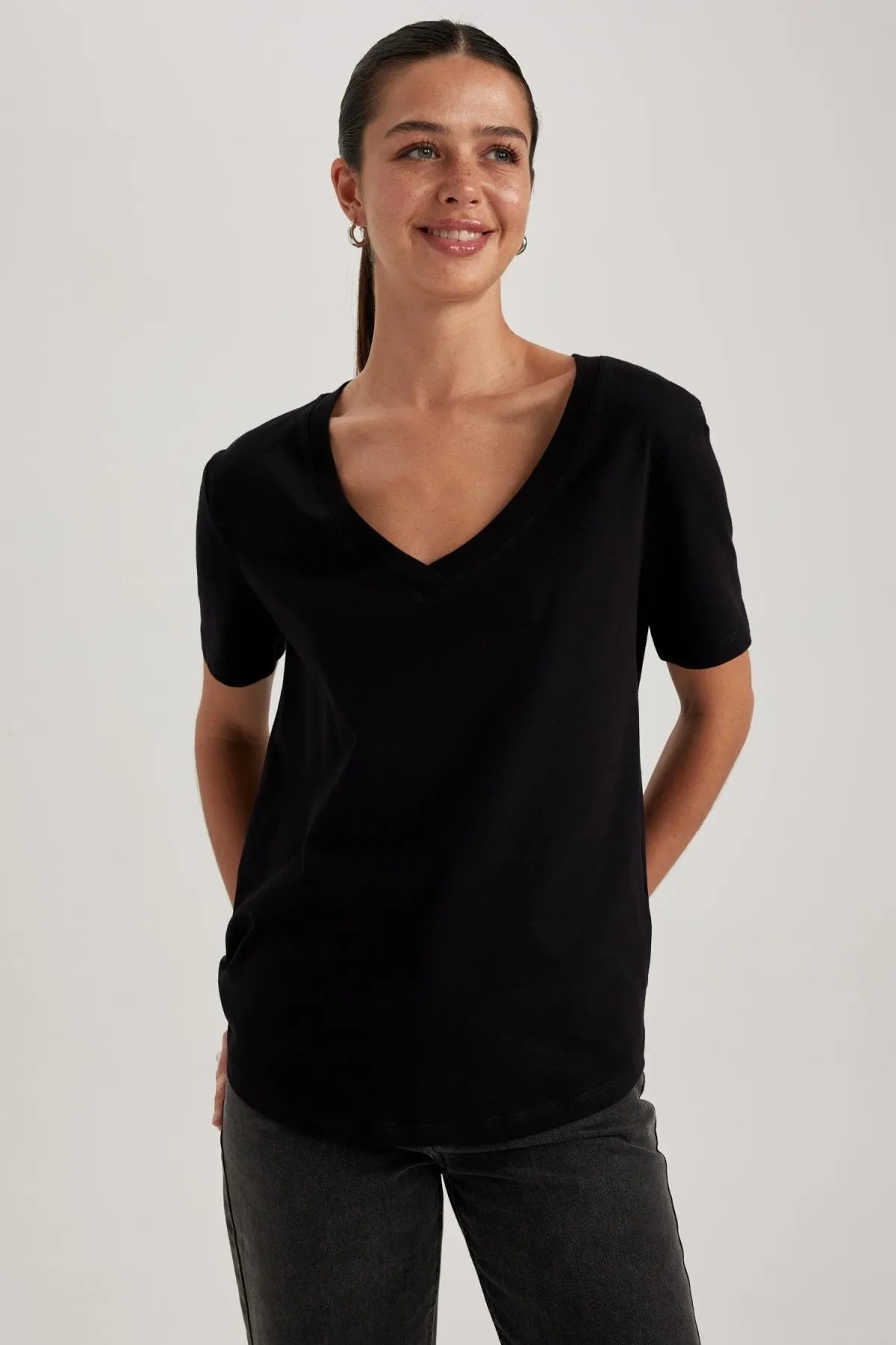 DeFacto  T-Shirt mit V-Ausschnitt und kurzen Ärmeln, 100 % Baumwolle, reguläre Passform, W9578az23sm