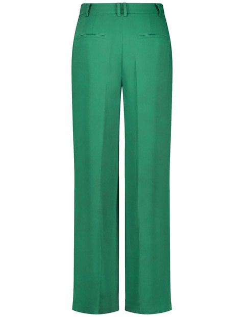 Fließende Hose mit Bügelfalten