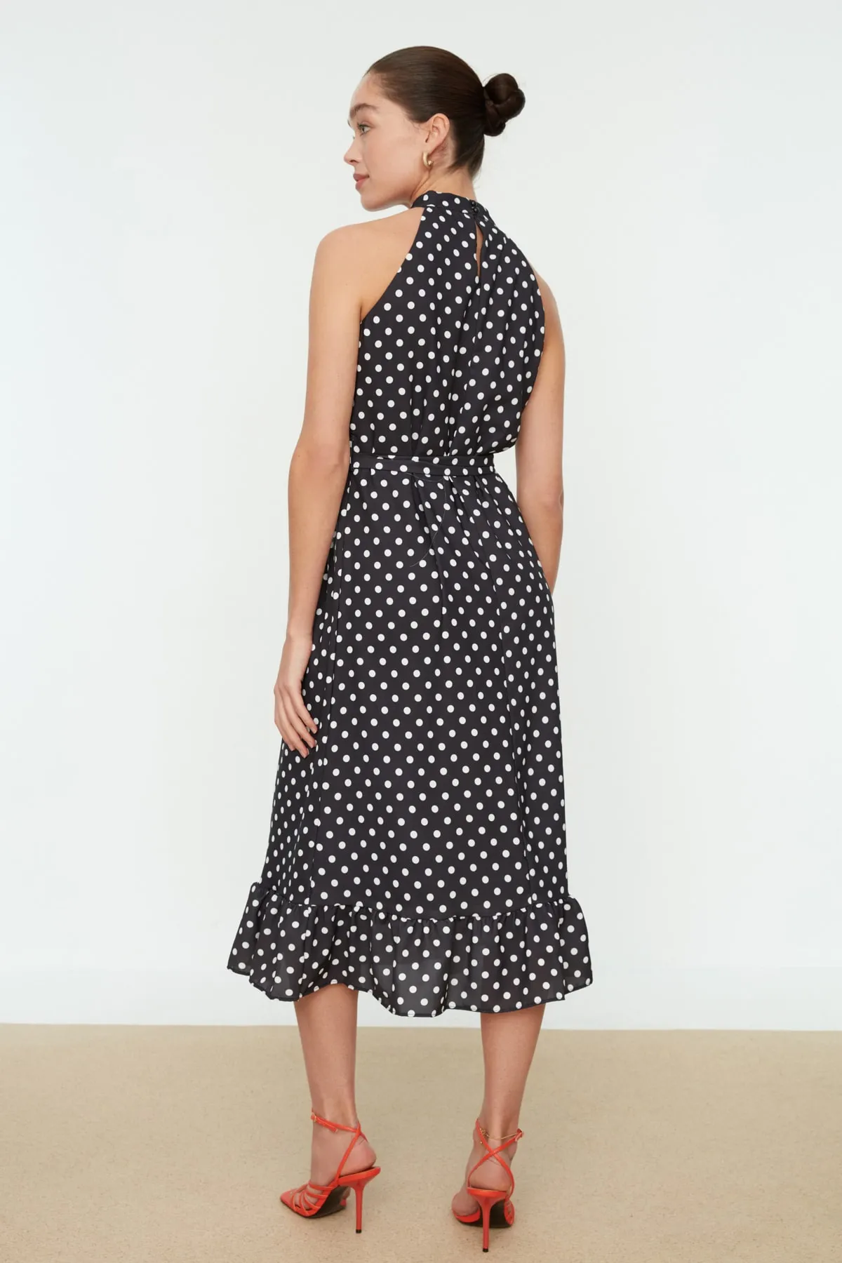 Trendyol Collection  Schwarzes, gewebtes Midikleid mit gepunktetem Gürtel und Gürtel TWOSS19YD0032