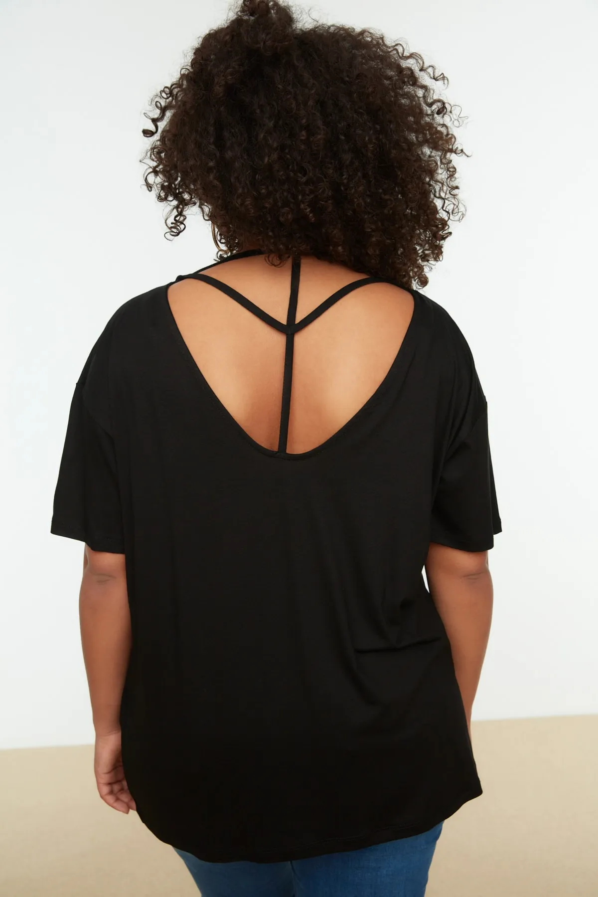 Trendyol Curve  Gestricktes T-Shirt mit schwarzem Kragen und detailliertem Kragen TBSSS22TS0877