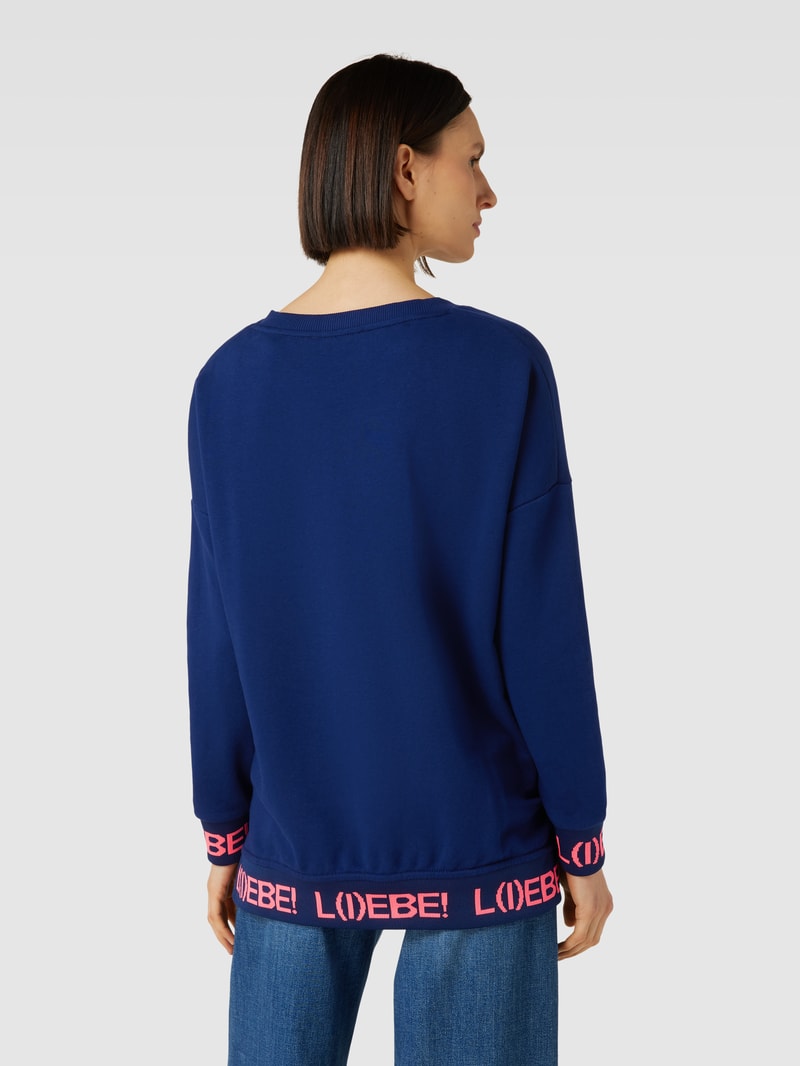 Sweatshirt mit Strasssteinbesatz Modell 'L(I)EBE!' in marineblau