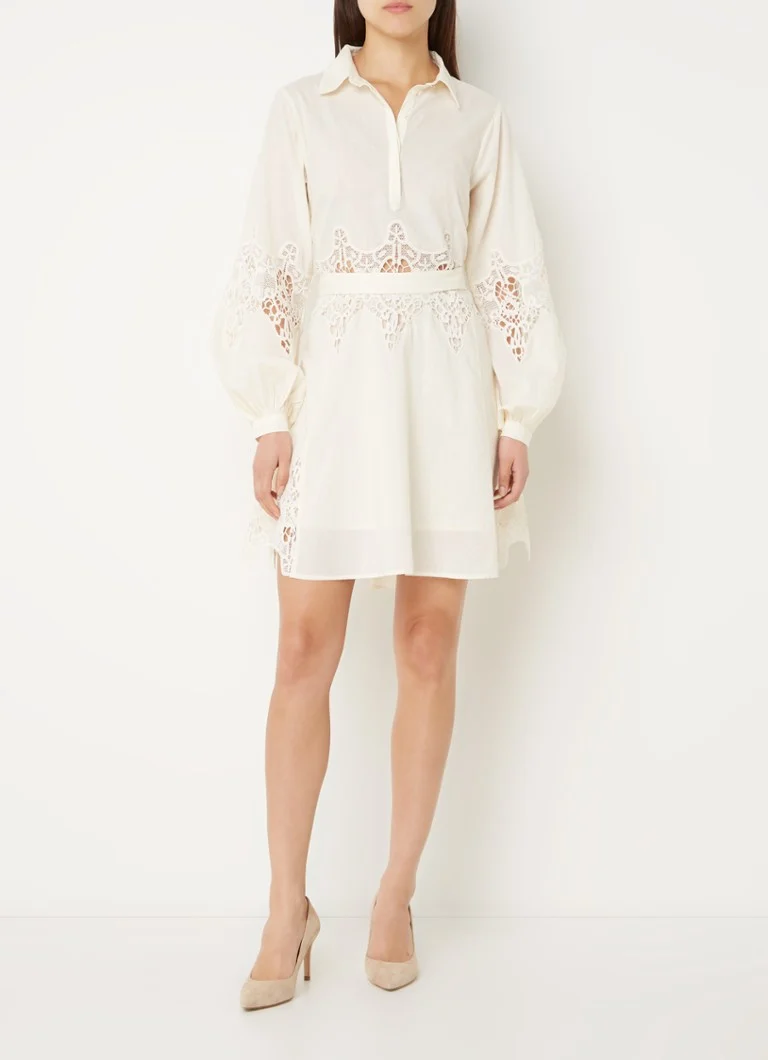 Abito corto a blusa NIKKIE Bolzano con motivo traforato