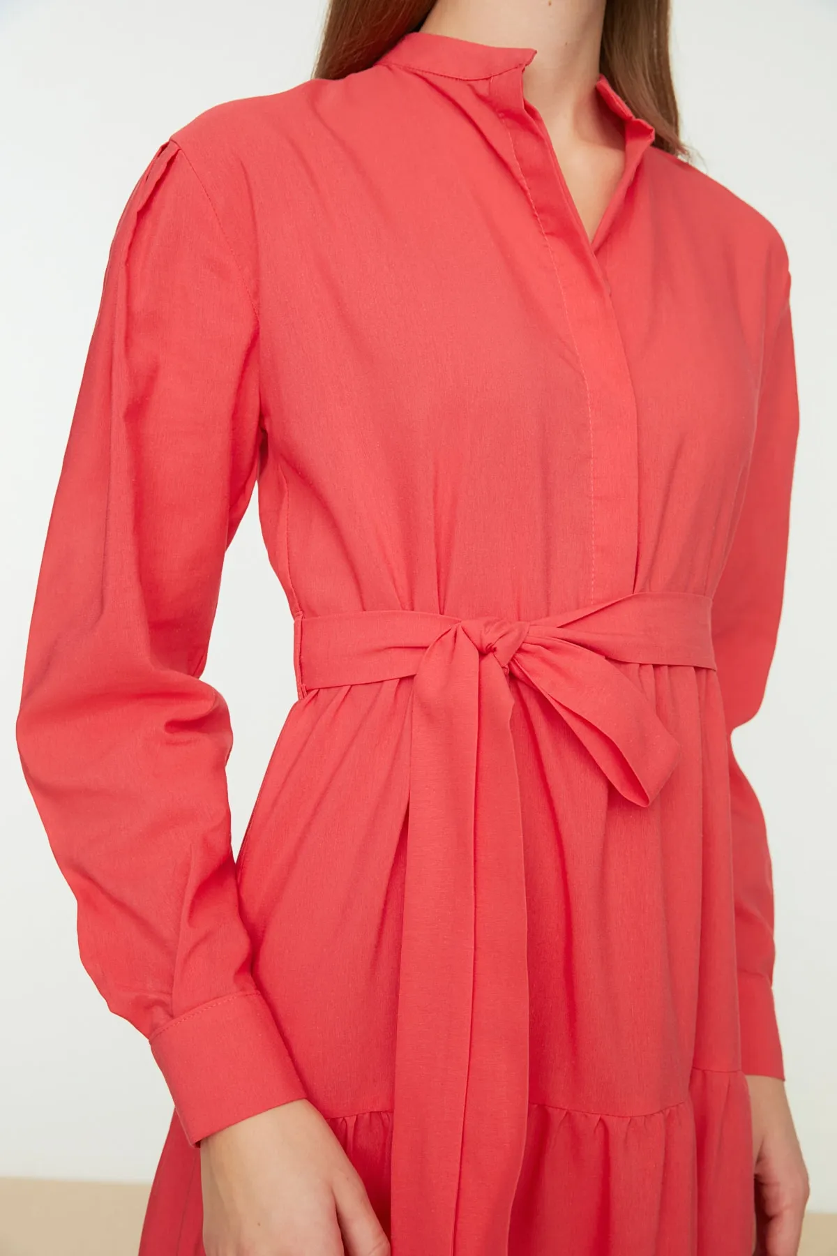 Trendyol Modest  Korallenrotes, gewebtes Kleid mit weitem Schnitt und Richterkragen, Gürtel TCTSS22EB0128