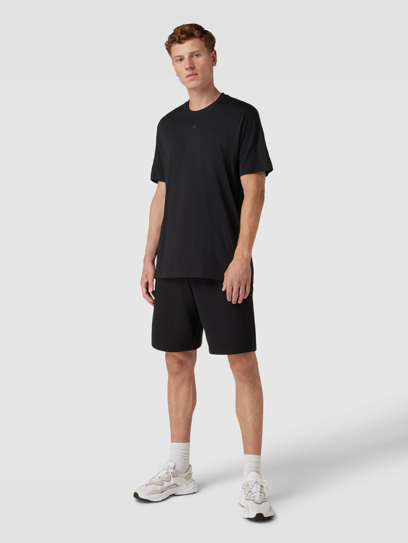 Shorts mit seitlichen Taschen in schwarz