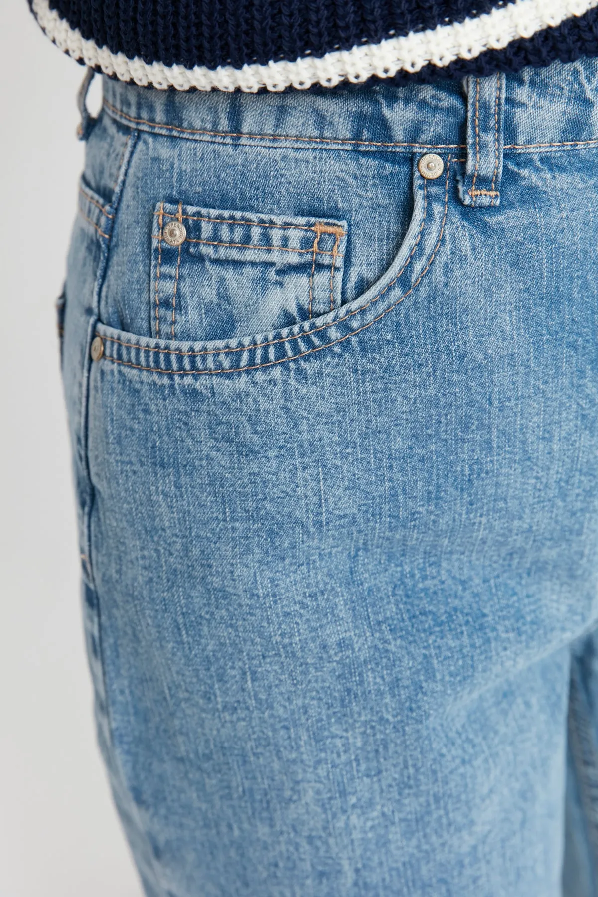 Trendyol Collection  Dunkelblaue Jeans mit hoher Taille und weitem Bein TWOAW23JE00671