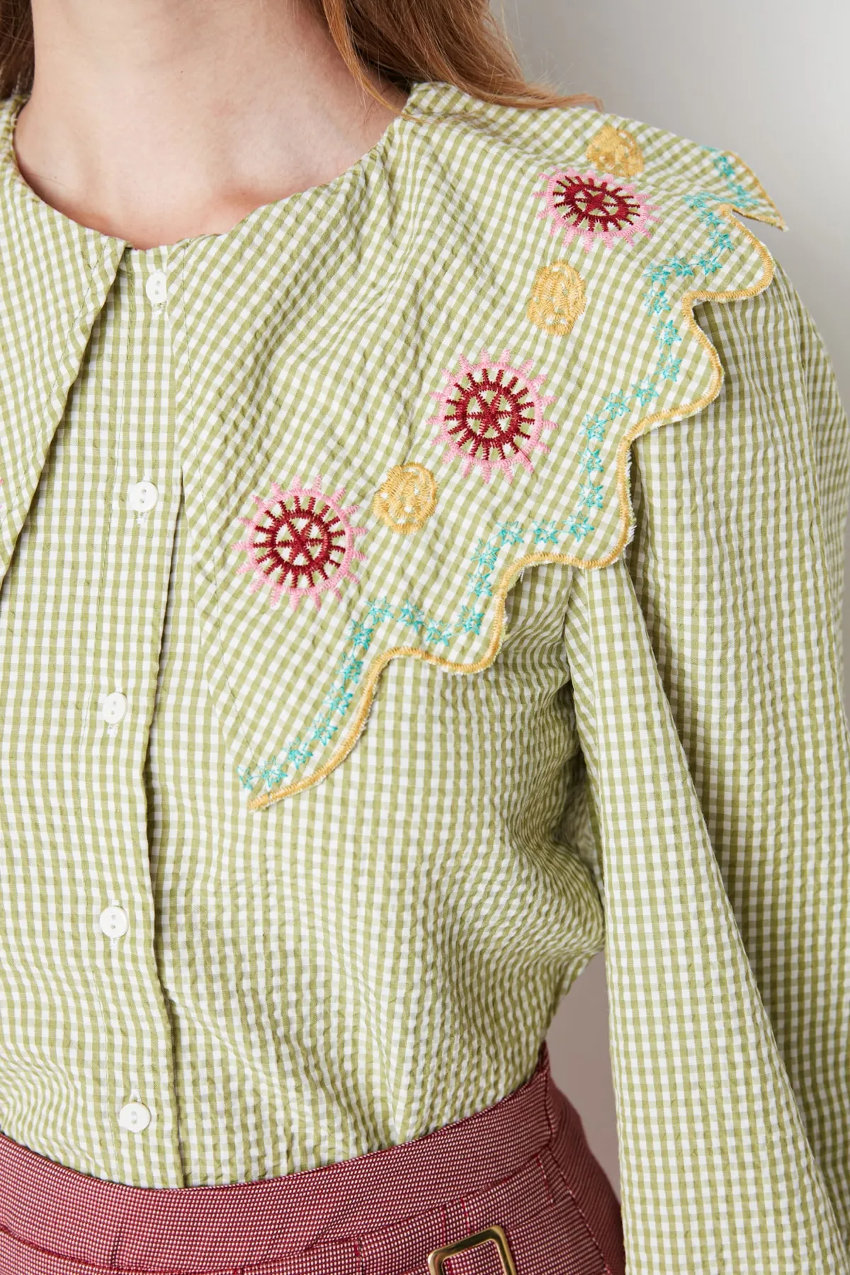 Trendyol Collection  Seersucker-Stickerei-Detail in Grün - Regular Fit Webhemd TWOSS21GO0232
