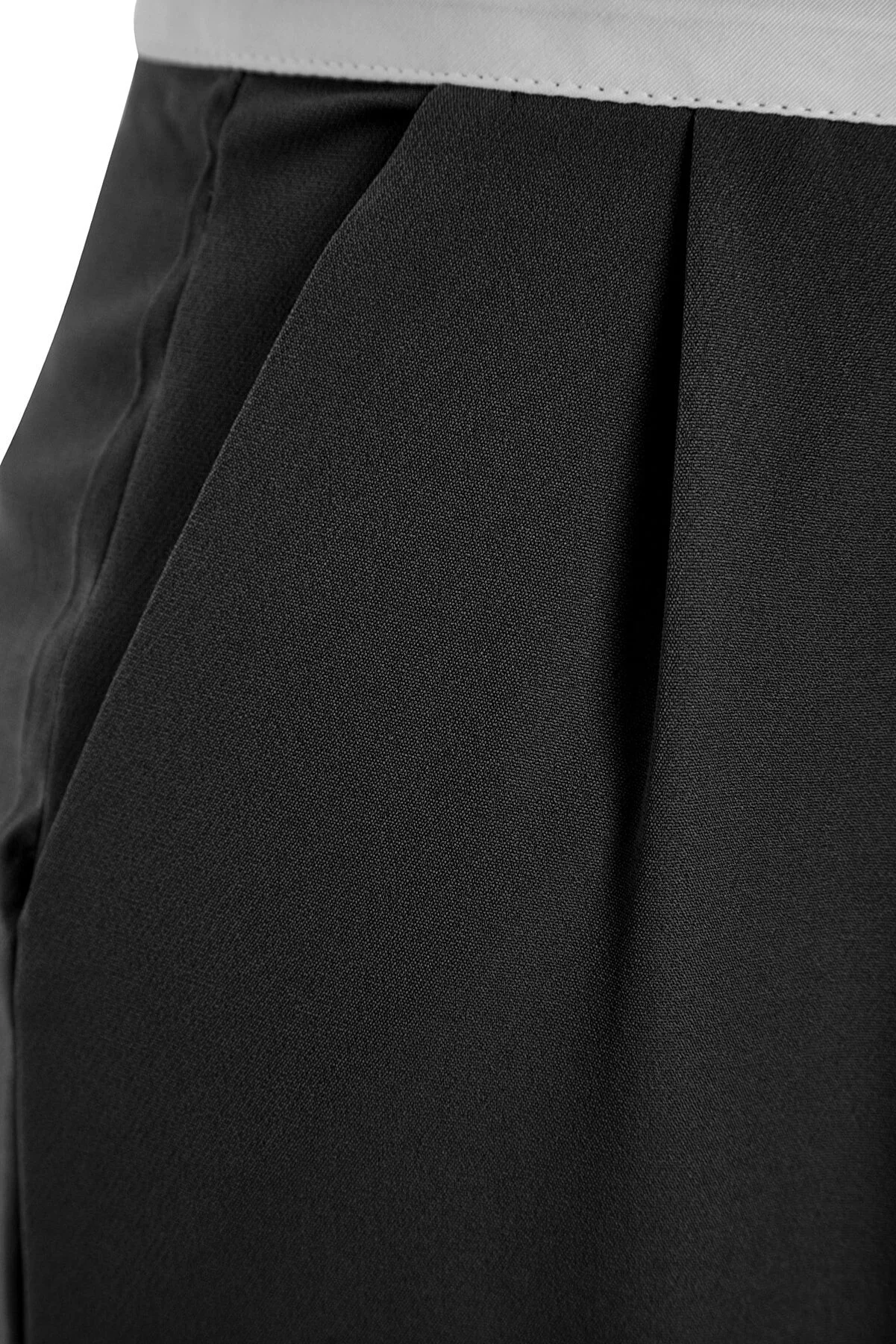 Trendyol Collection  Schwarze gewebte Hose mit weitem Bein und hoher Taille und Gürteldetail TWOSS23PL00150