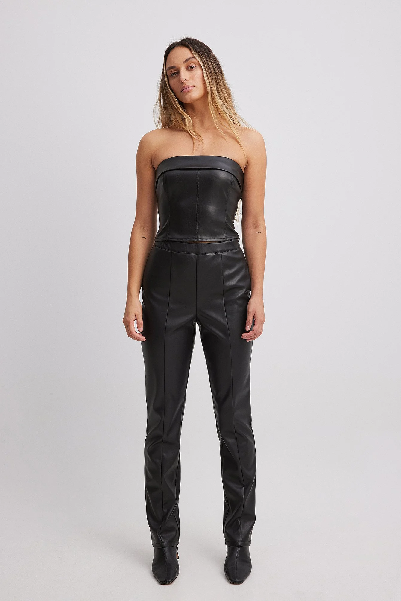 Figurbetonte PU-Hose mit hoher Taille
