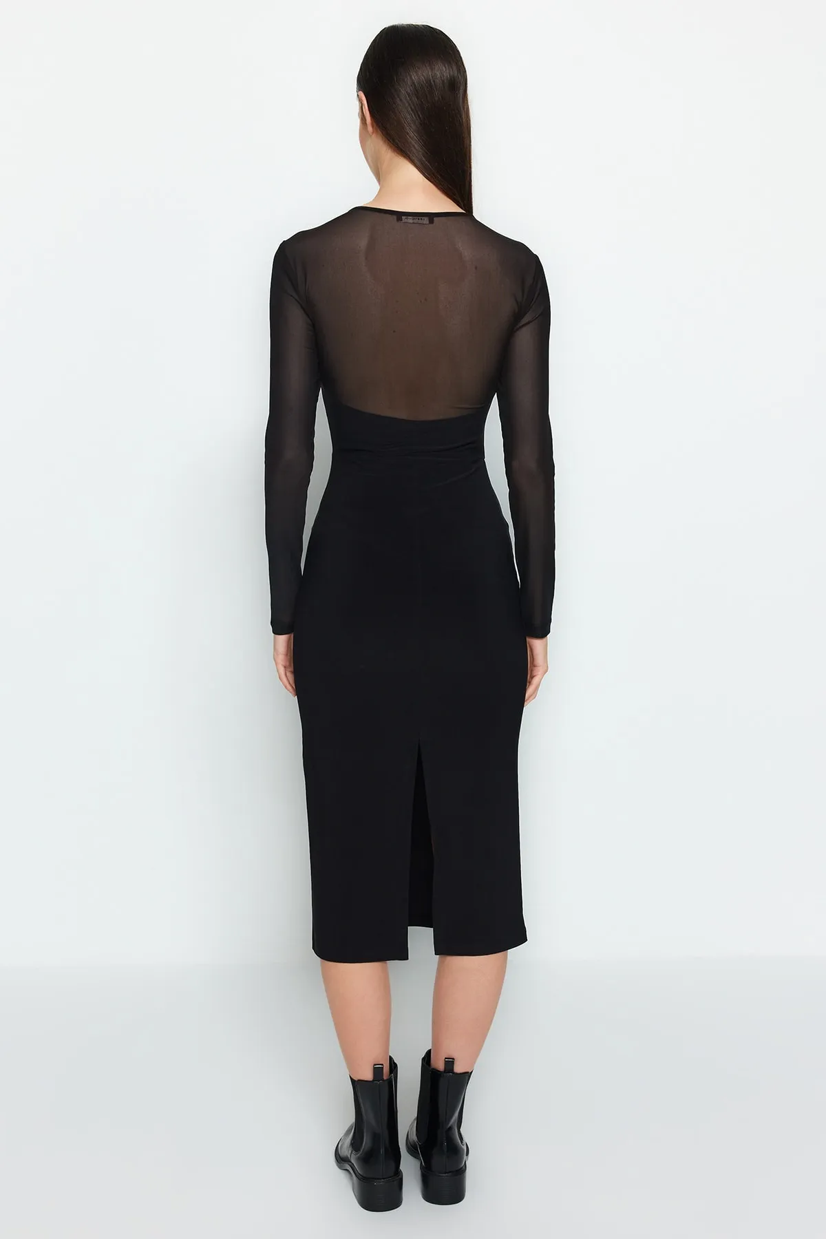Trendyol Collection  Schwarzes, eng anliegendes, flexibles Strickkleid aus Tüll an Rücken und Ärmeln TWOAW24EL00140