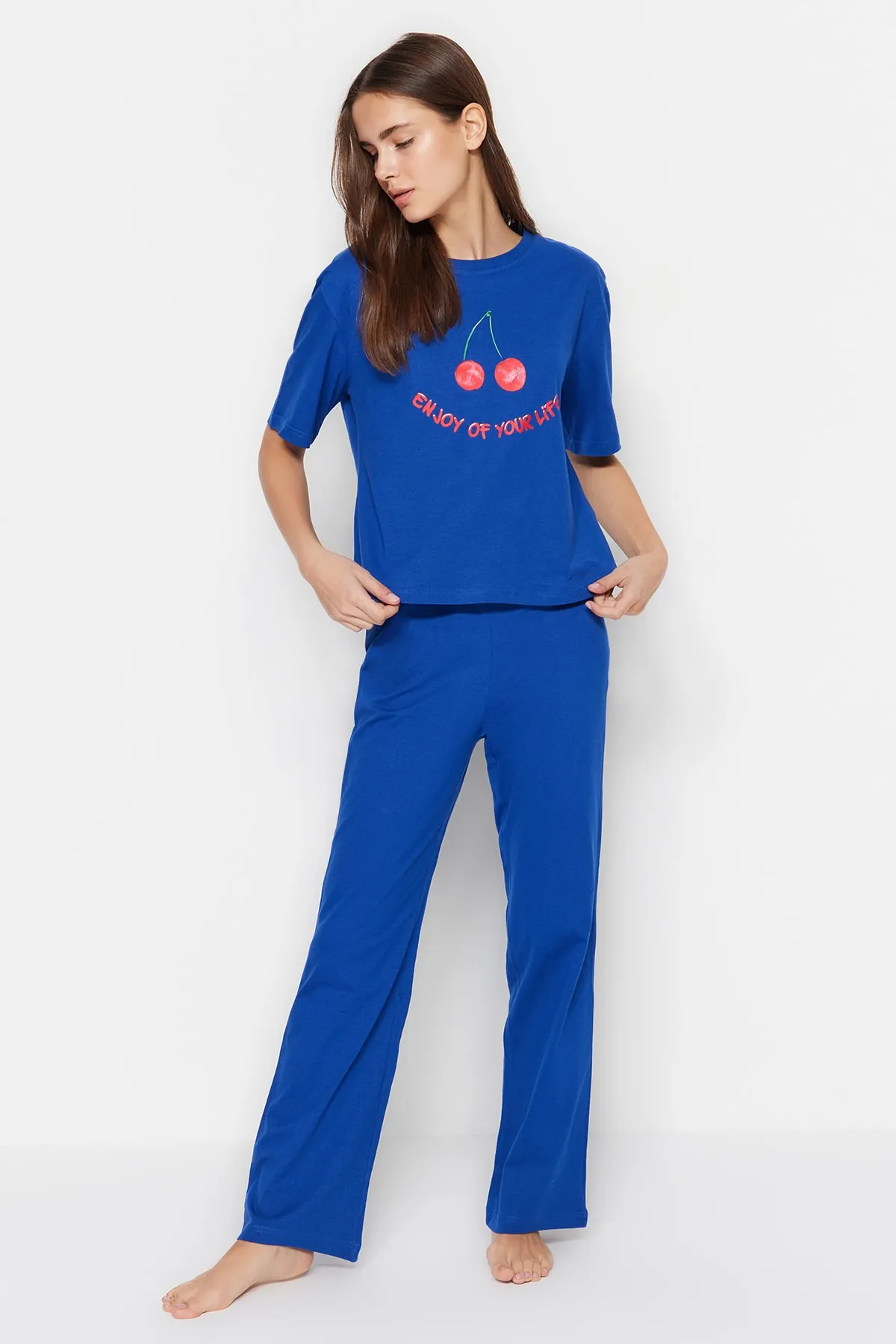 Trendyol Collection  Marineblaues Pyjama-Set aus T-Shirt und Hose aus 100 % Baumwolle mit Kirschen-Aufdruck THMSS23PT00134