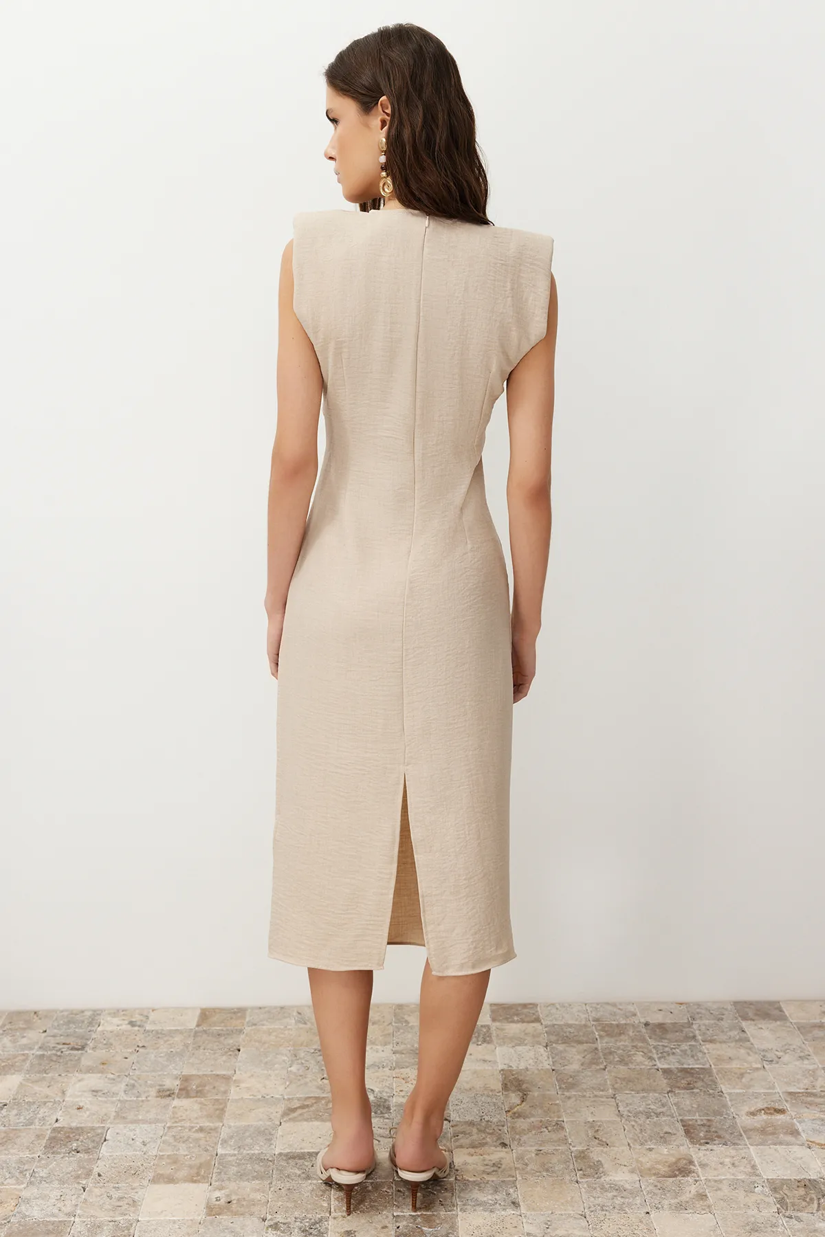 Trendyol Collection  Gewebtes Midikleid in Nerzfarbe TWOSS24EL00619