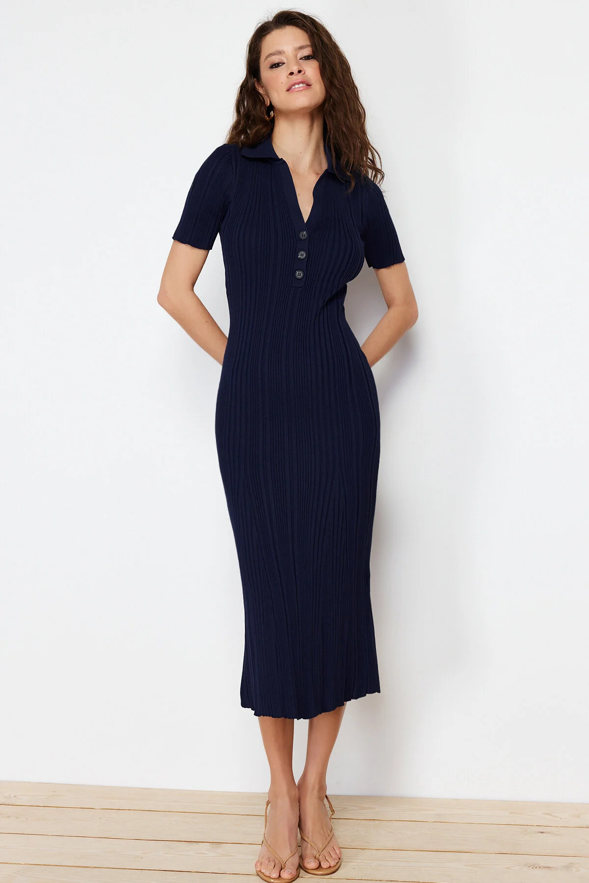 Trendyol Collection  Marineblaues Maxi-Strickkleid mit Polokragen TWOSS24EL00282