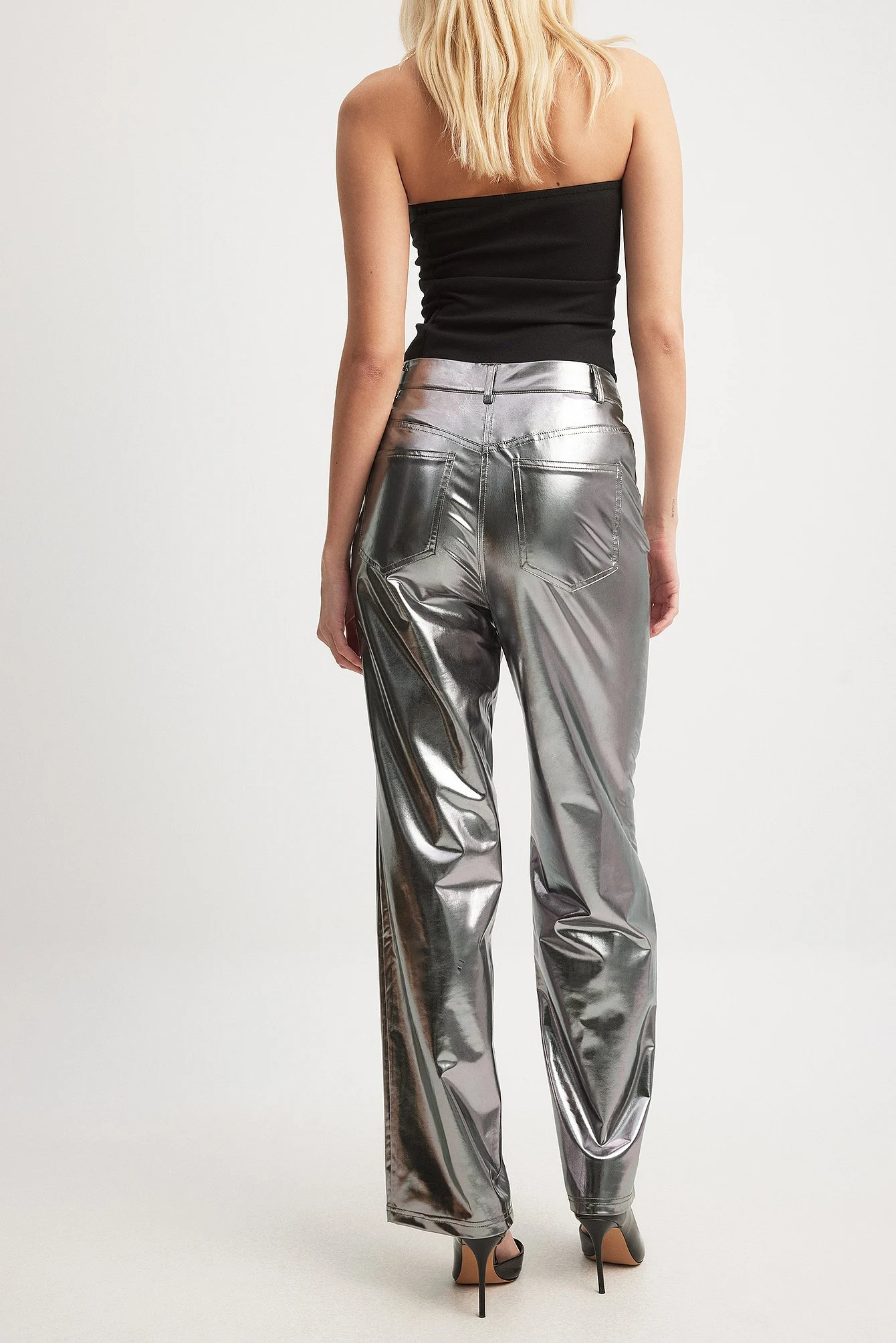 Glänzende Hose mit gerader Passform