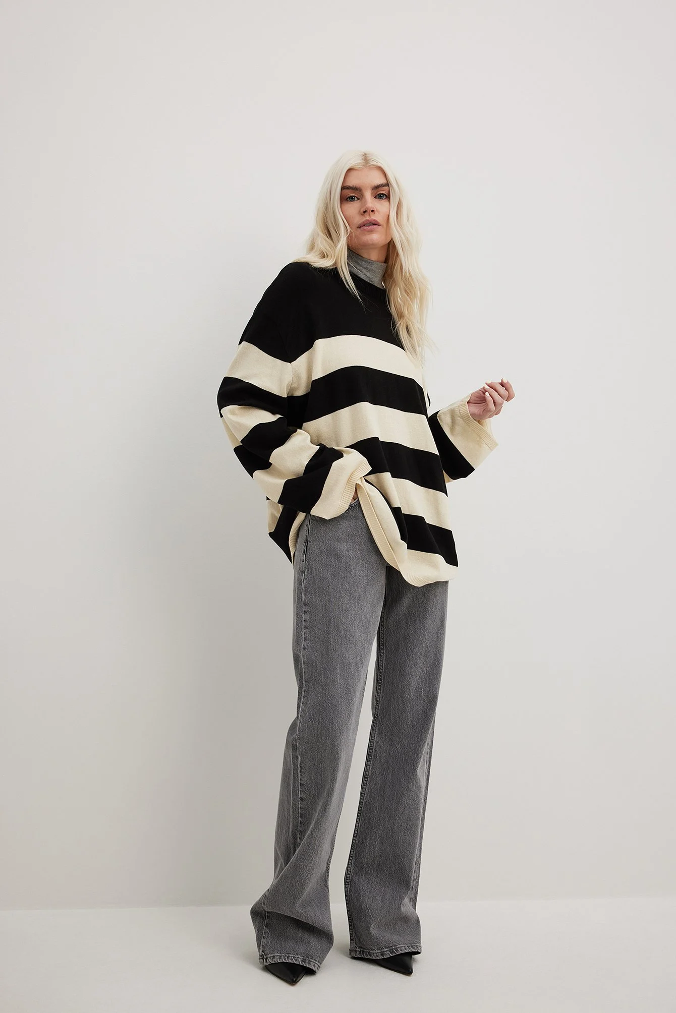 Gestreifter Oversize-Pullover aus Strickstoff