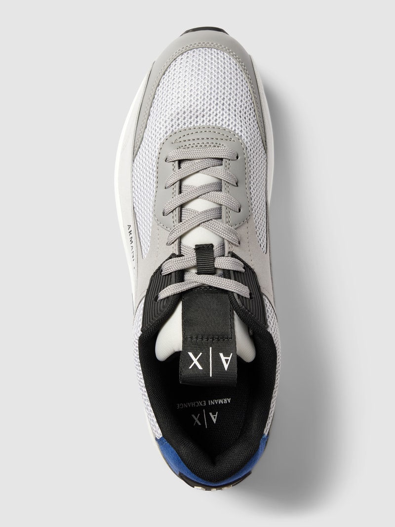 Sneaker mit Label-Detail in hellgrau
