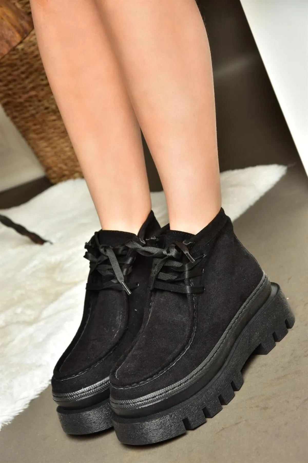 Fox Shoes  R267310202 Damenschuhe aus schwarzem Wildleder mit dicken Sohlen