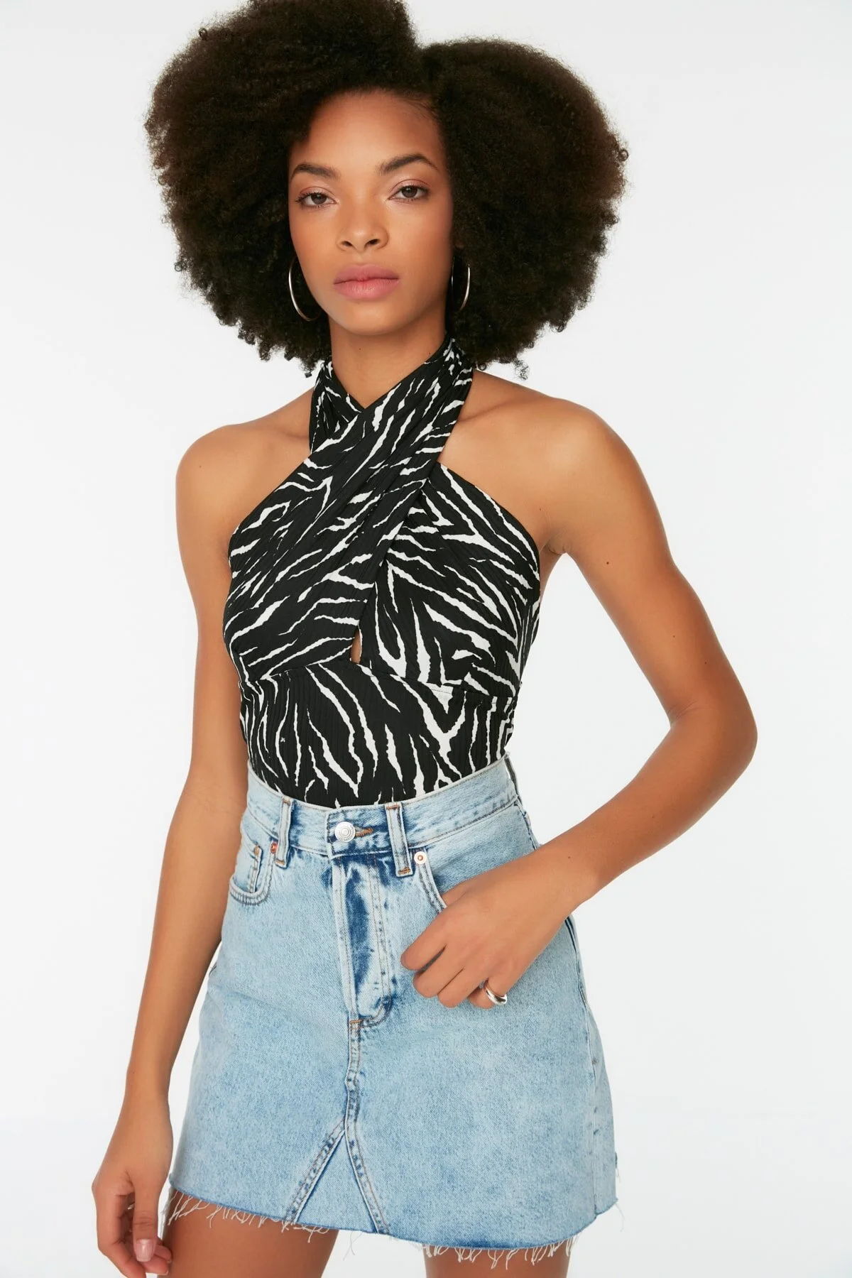 Trendyol Collection  Schwarze bedruckte, eng anliegende, dehnbare Strickbluse mit Neckholder und Neckholder TWOSS22BZ0703