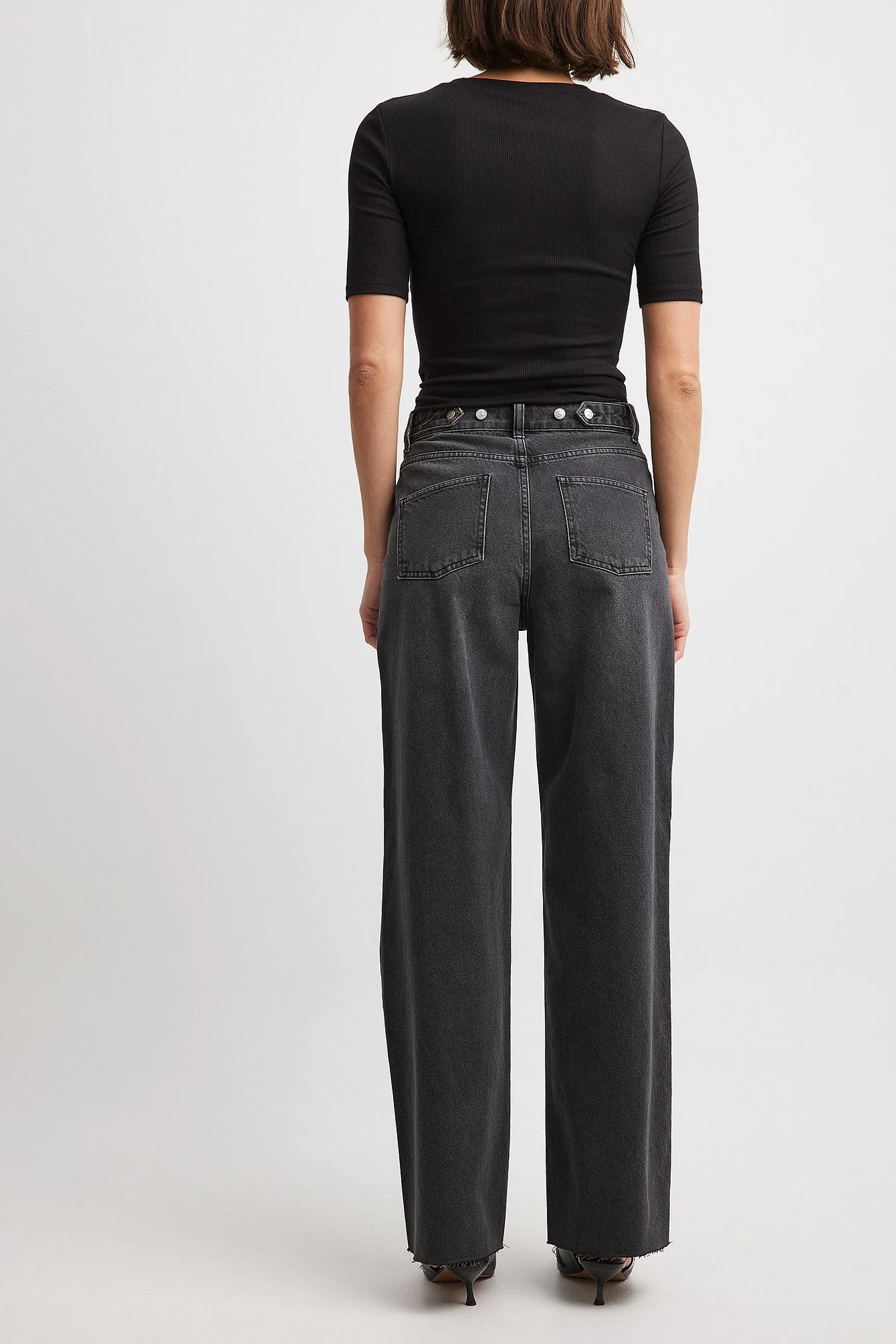Gerade Jeans mit hoher Taille und Detail am Rücken