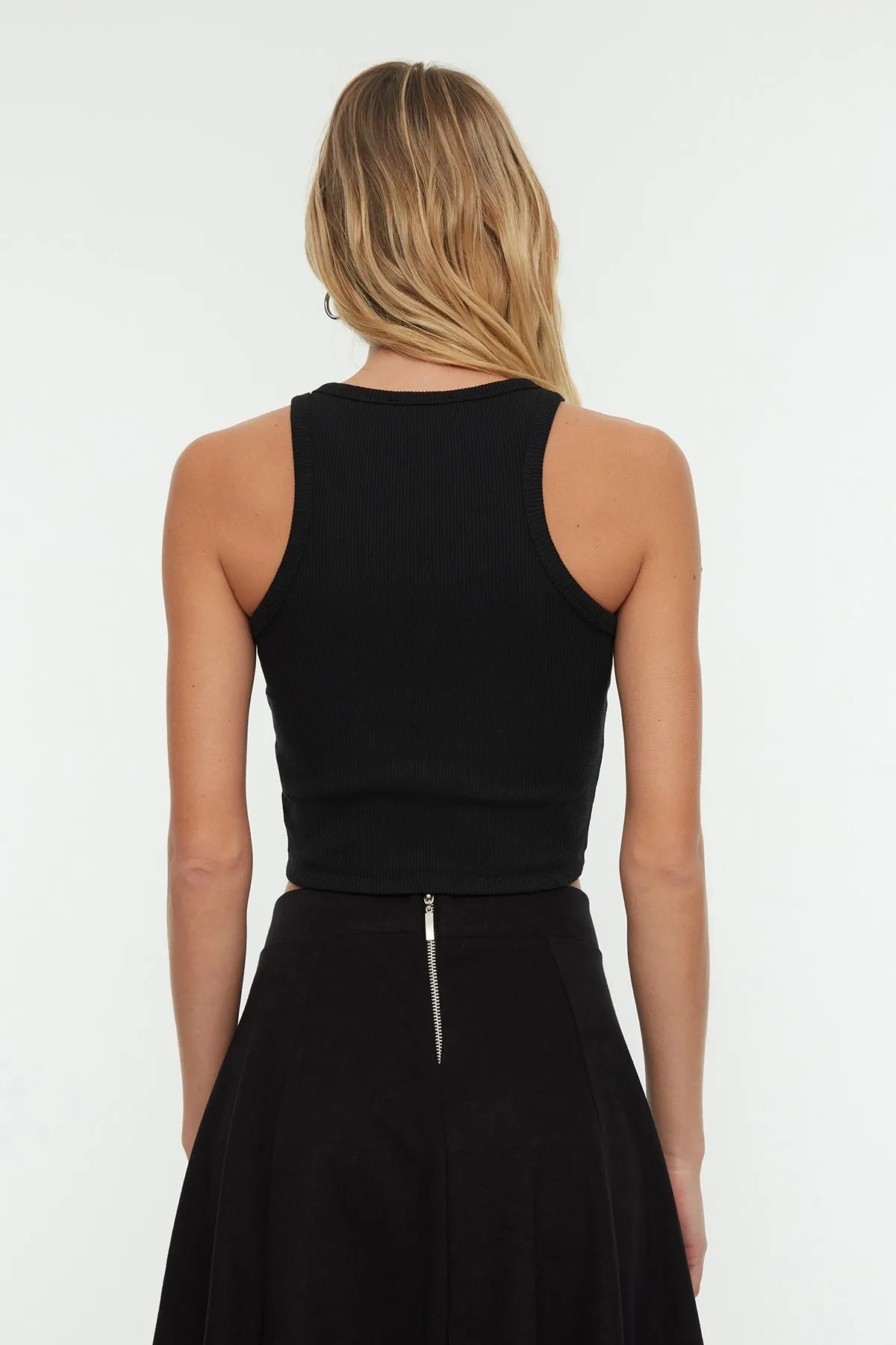 Trendyol Collection  Schwarzes figurbetontes, superkurzes, geripptes, flexibles Strick-Tanktop mit Neckholder-Kragen TWOSS21AL0050