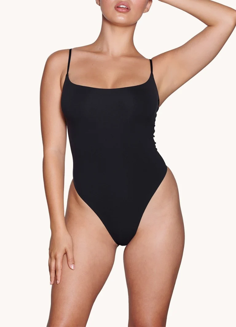 SKIMS, un perizoma elasticizzato che si adatta a tutte le forme del corpo.