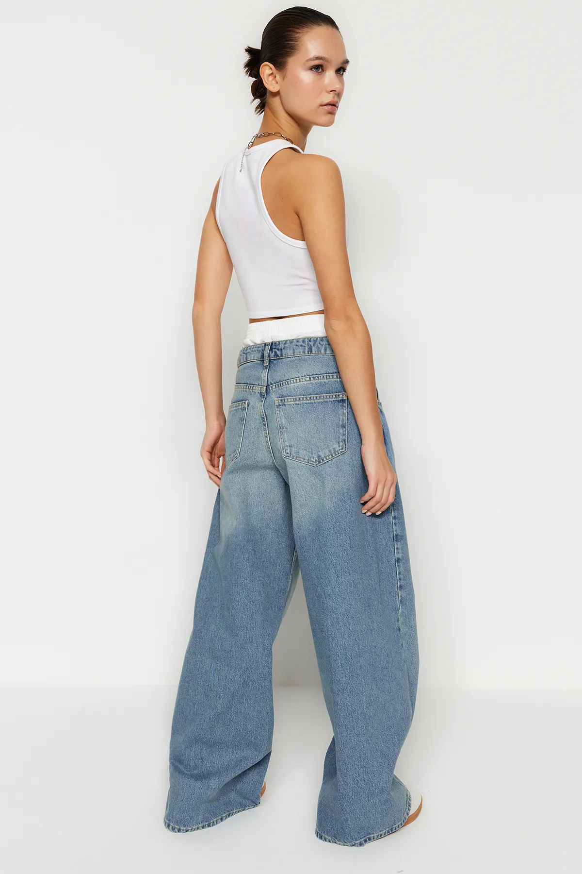 Trendyol Collection  Blaue Boxer-Nähte, detaillierte Low-Waist-Jeans mit weitem Bein TWOSS24JE00053