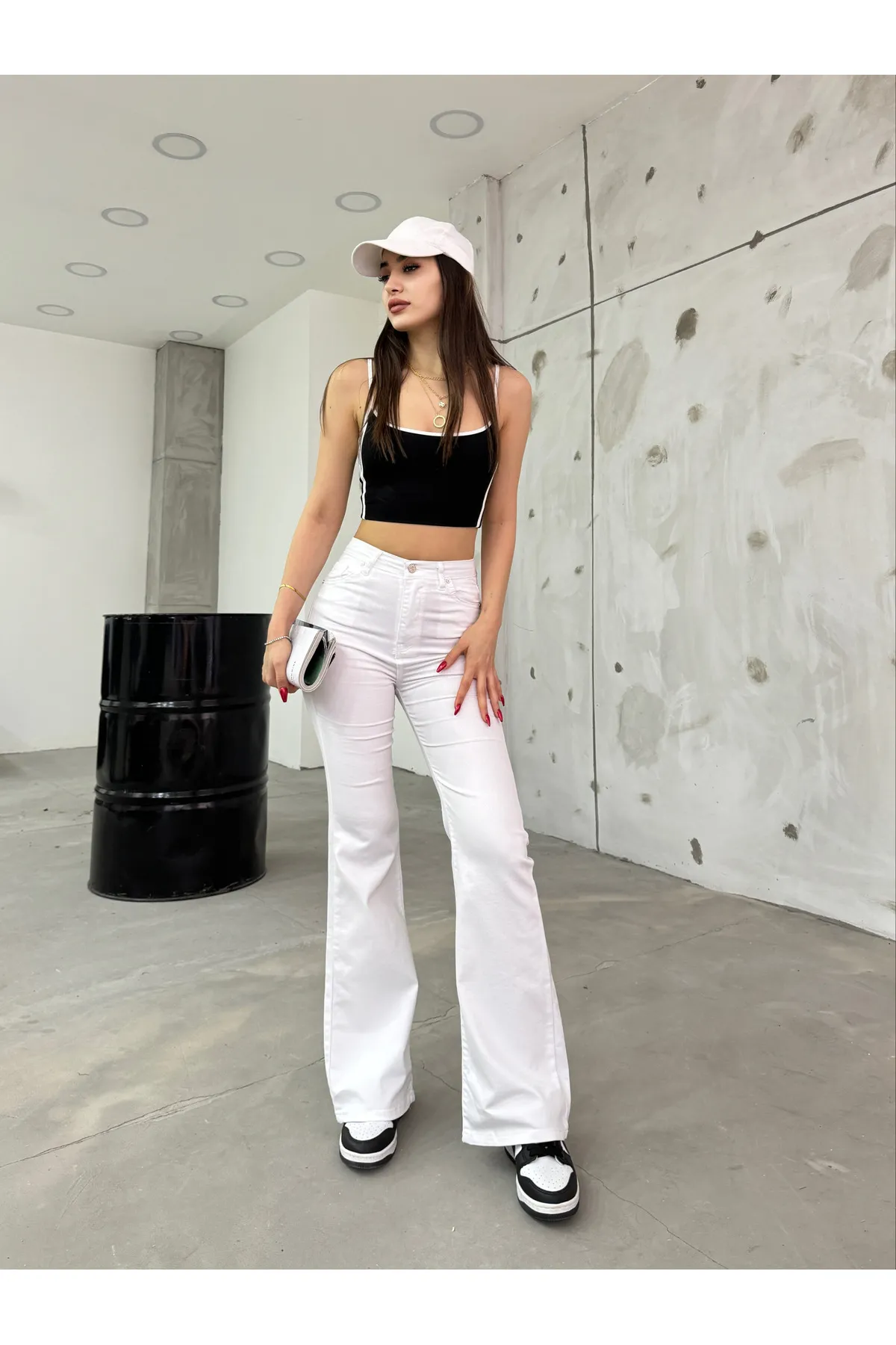BİKELİFE  Weiße, flexible Lycra-Hose mit ausgestelltem Bein für Damen