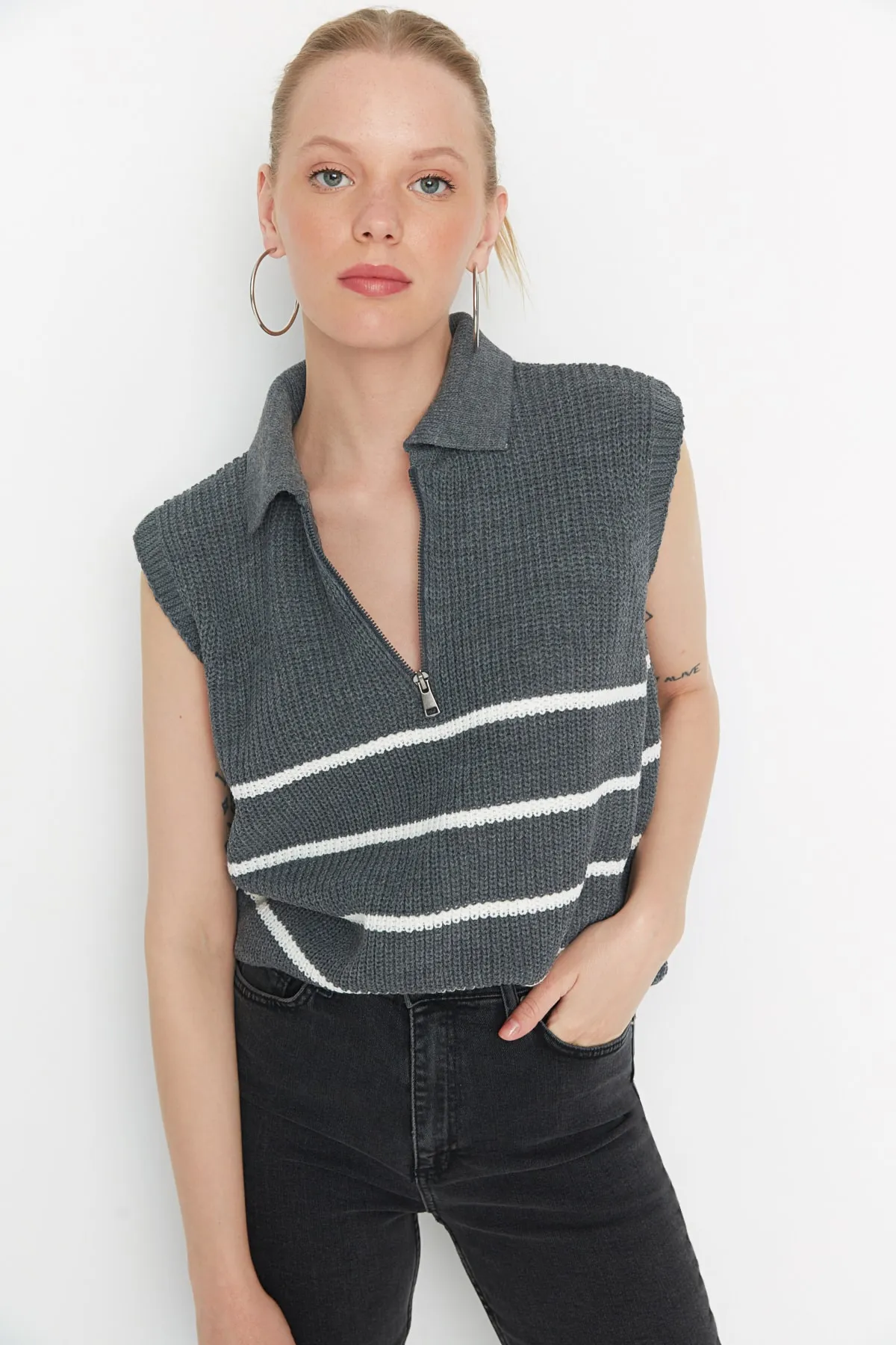 Trendyol Collection  Anthrazitfarbener Strick-Saugnapf mit Streifen und Reißverschluss TWOAW23SV0007