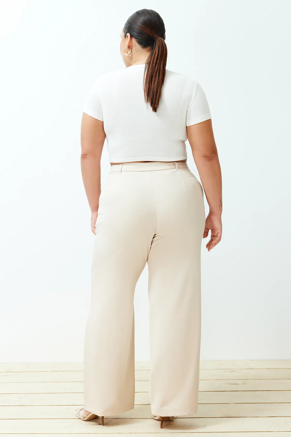 Trendyol Curve  Steinfarbene, plissierte Webhose mit hoher Taille und weitem Bein. Breites Bein. TBBSS24AR00019