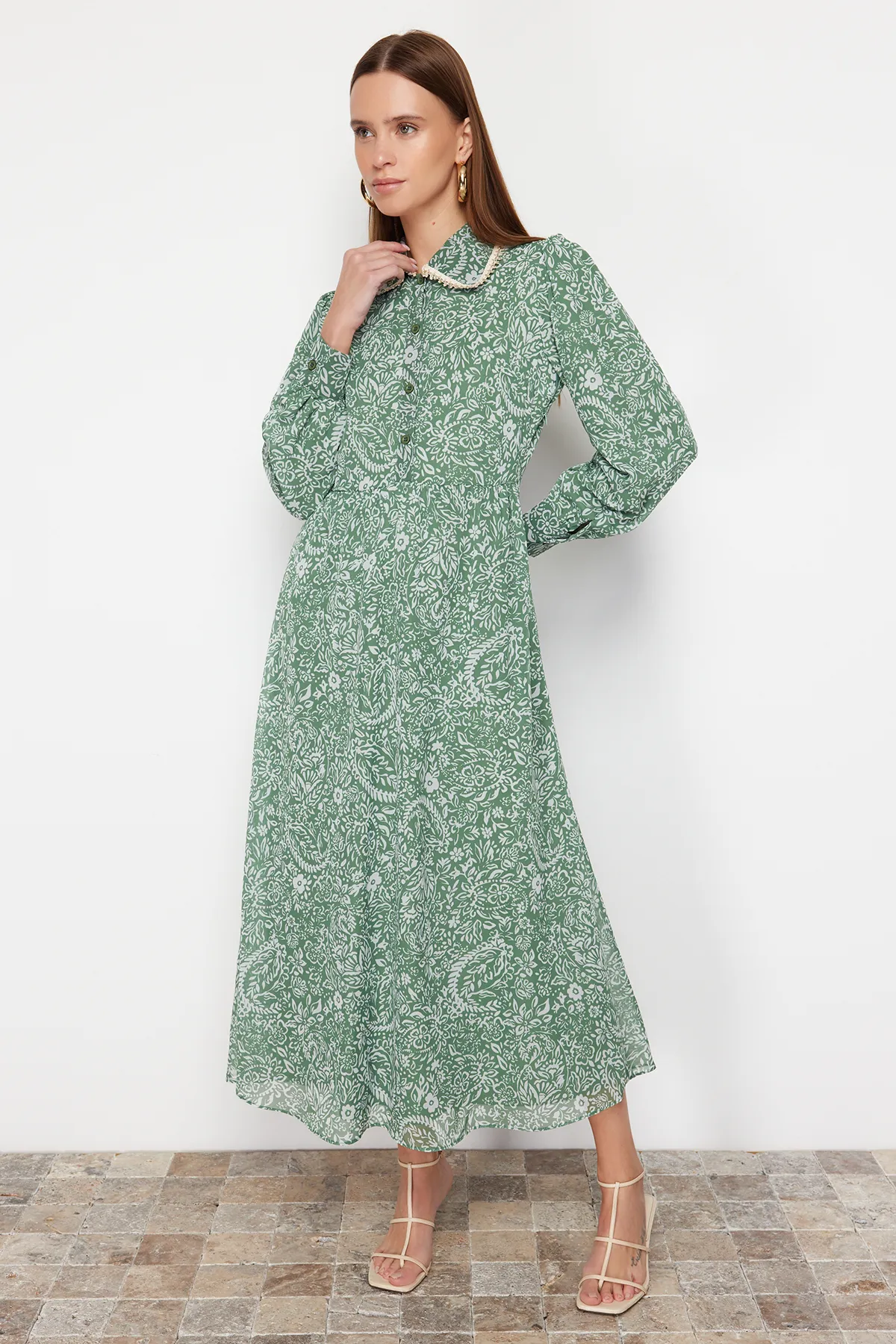 Trendyol Modest  Grünes Kleid aus Chiffon mit Blumenkragen und detailliertem Futter TCTSS24EB00033
