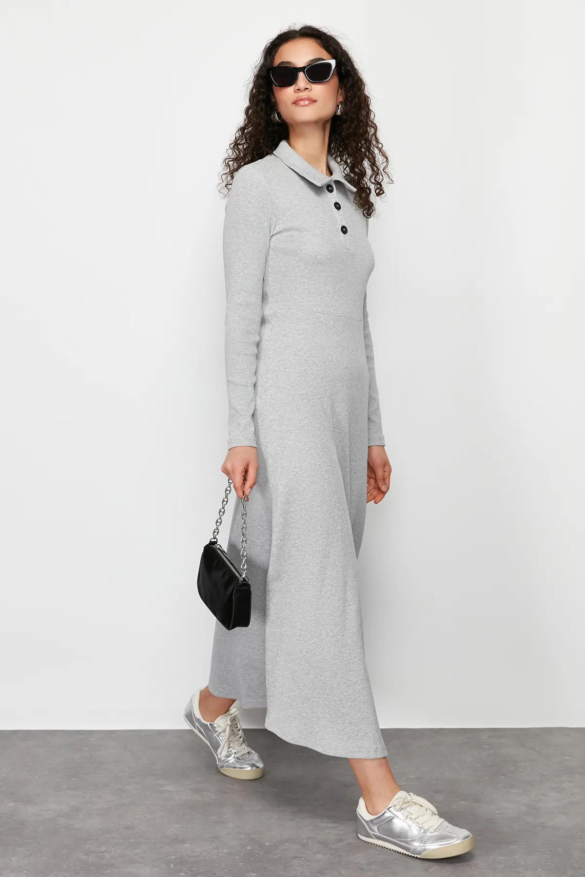 Trendyol Modest  Graues schlichtes Strickkleid mit Polokragen und Knopfdetail TCTSS24EB00123
