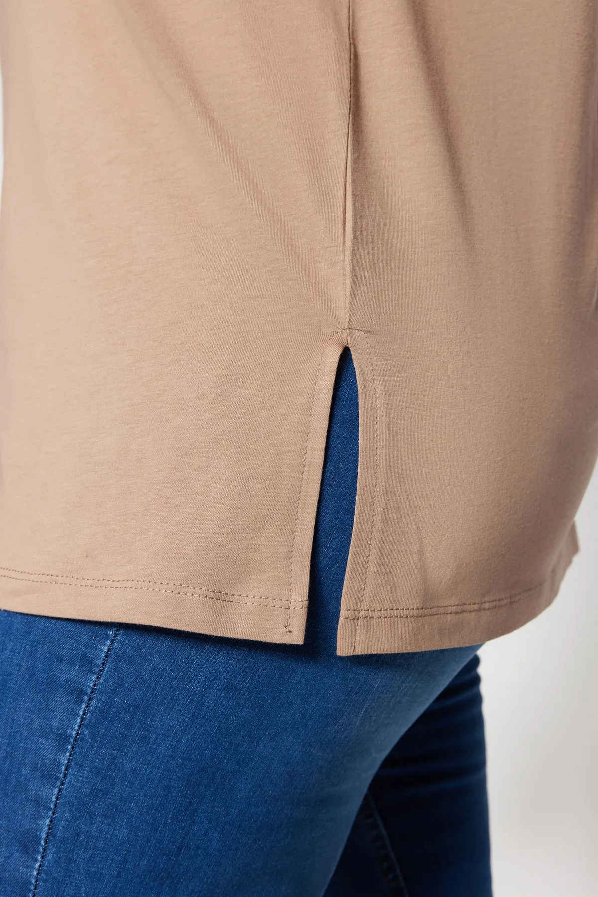 Trendyol Curve  Nerzfarbenes Boyfriend-Strick-T-Shirt mit V-Ausschnitt und Schlitz TBBSS22BF0036