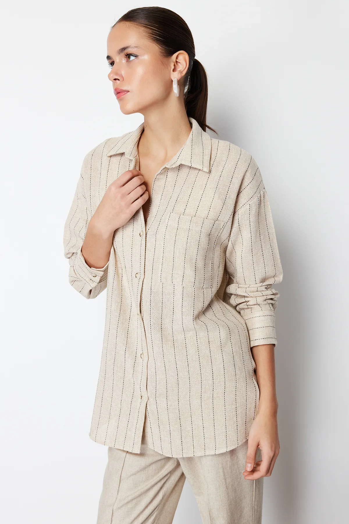 Trendyol Collection  Beige gestreiftes, gewebtes Oversize-Hemd in Leinenoptik TWOSS24GO00047