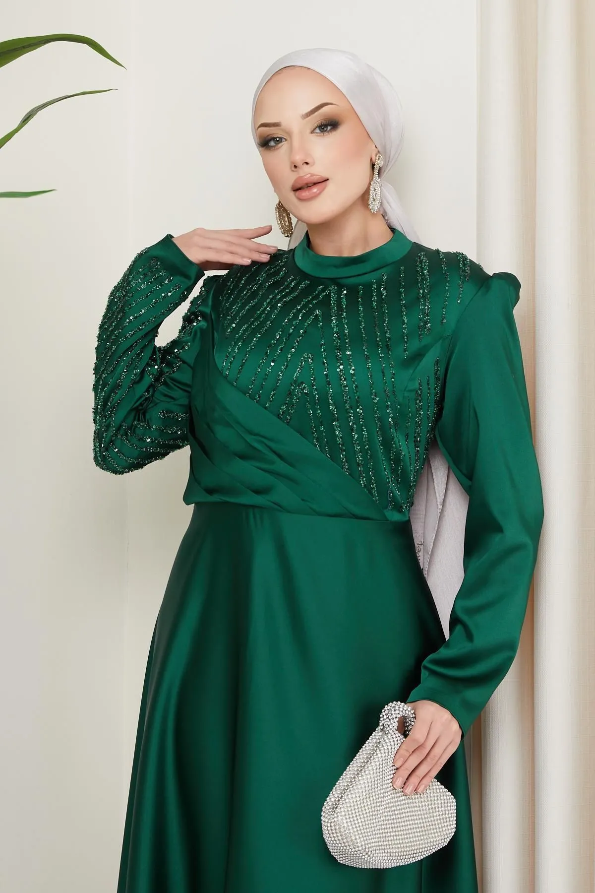 Olcay  Plus Size Hijab-Abendkleid aus Satin mit Falten und Steindetail GRÜN 1659