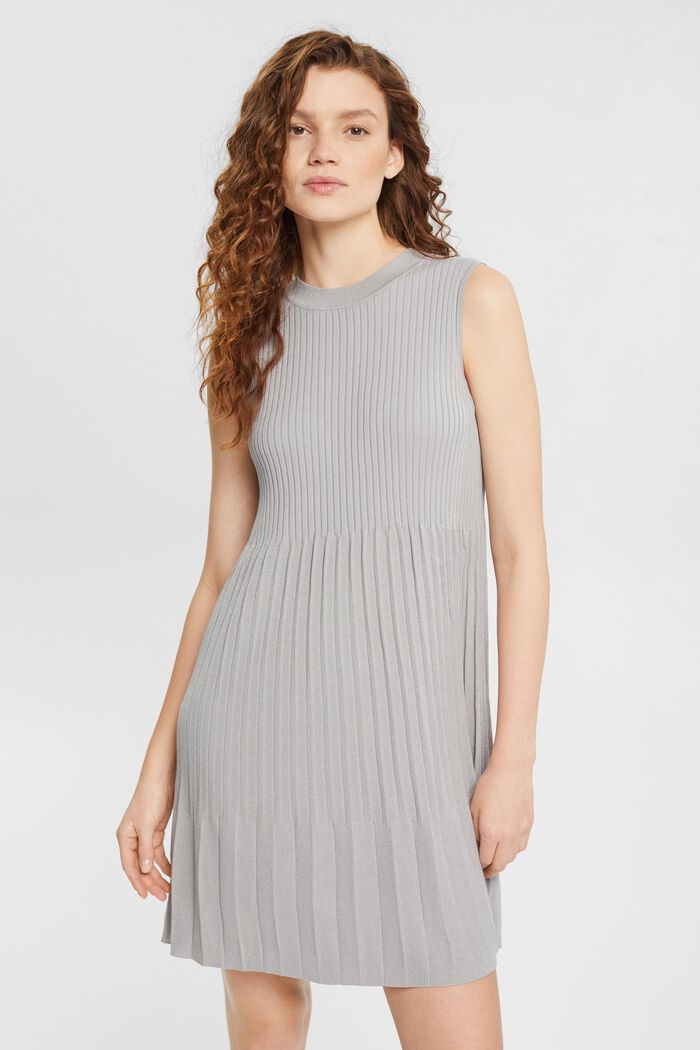 Eng anliegendes und ausgestelltes Plisseekleid