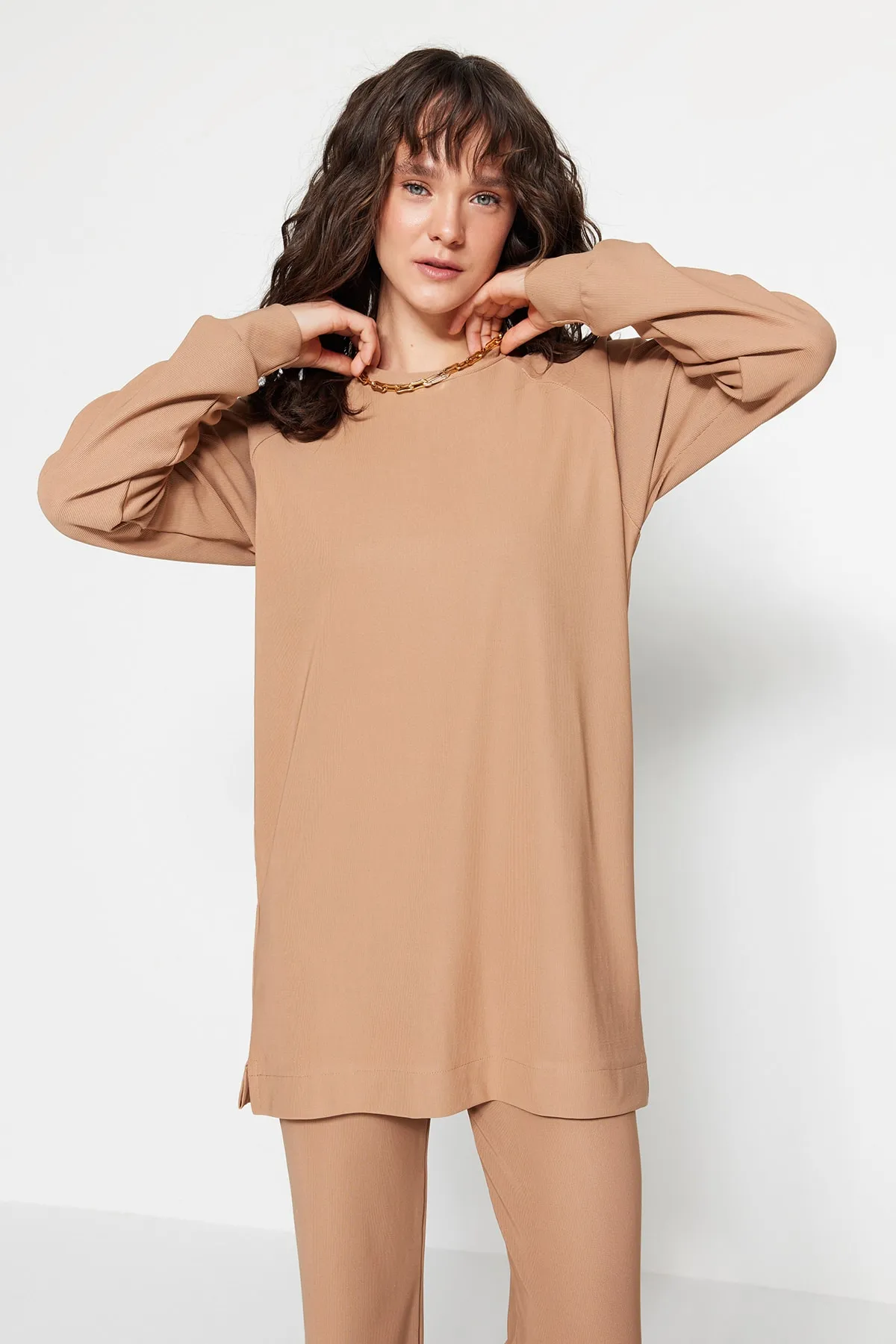 Trendyol Modest  Kamelfarbenes Strickset aus Tunika und Hose mit Rundhalsausschnitt TCTSS23US00063