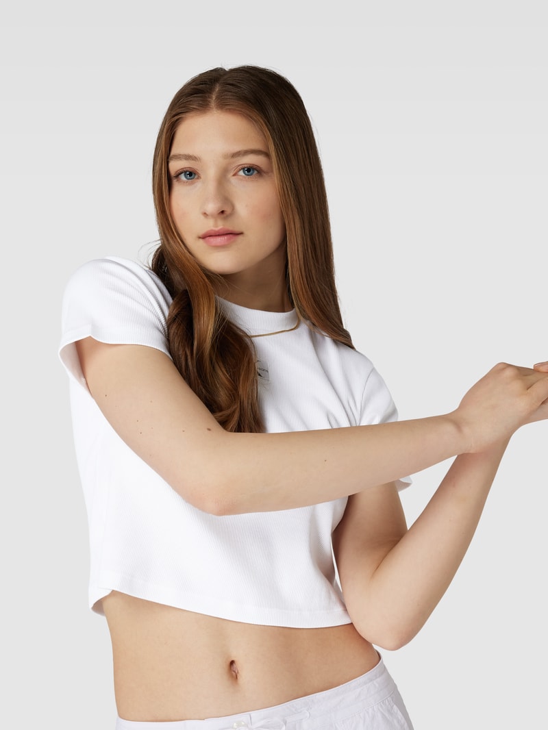 T-Shirt in Feinripp-Optik Modell 'BADGE' in weiss