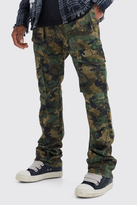 Slim-Fit Camouflage Cargo-Hose mit Bandana-Print