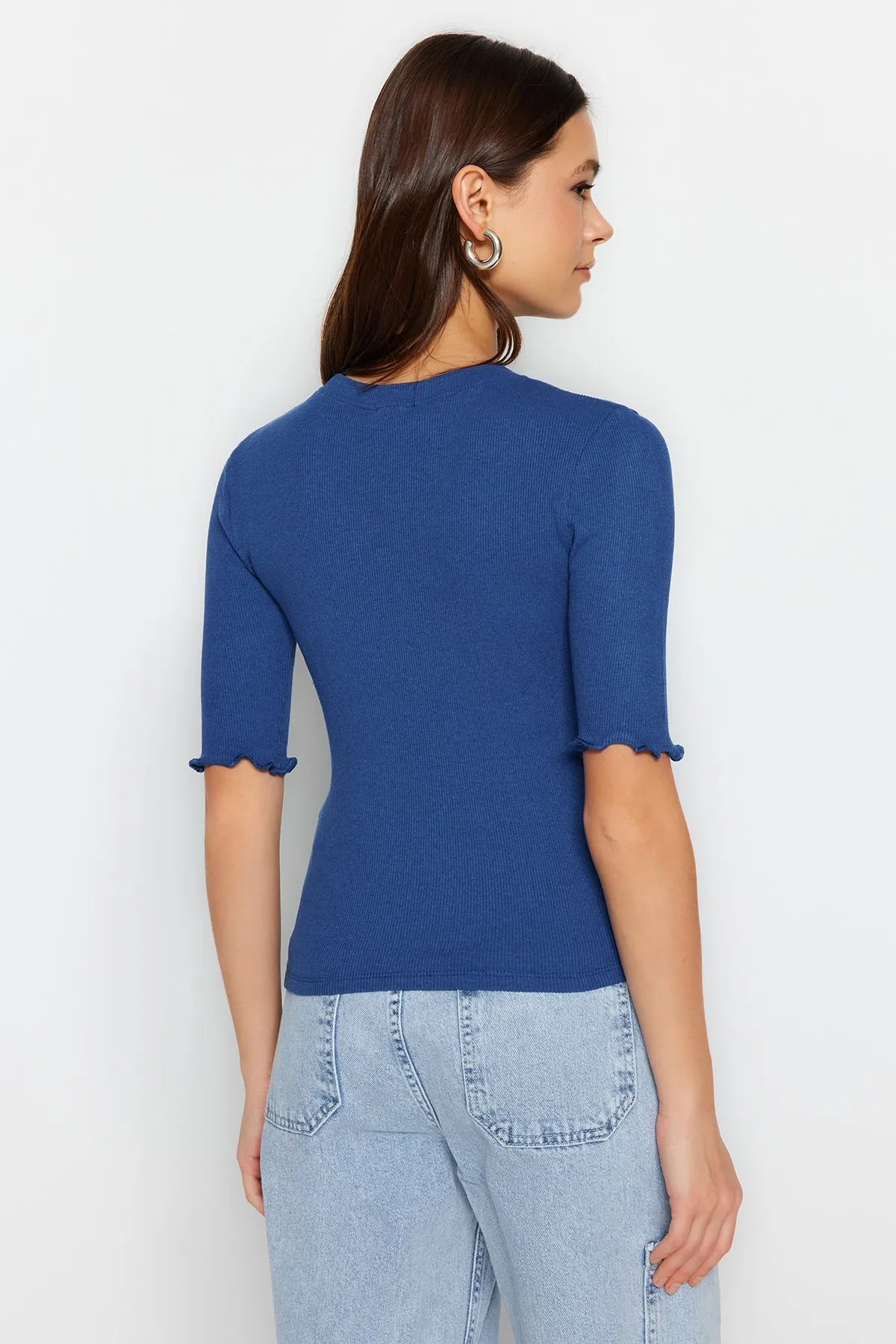 Trendyol Collection  Saks Corded Taillierte/Körperbetonte Rundhals-Bluse aus flexiblem Strick TWOSS23BZ00025