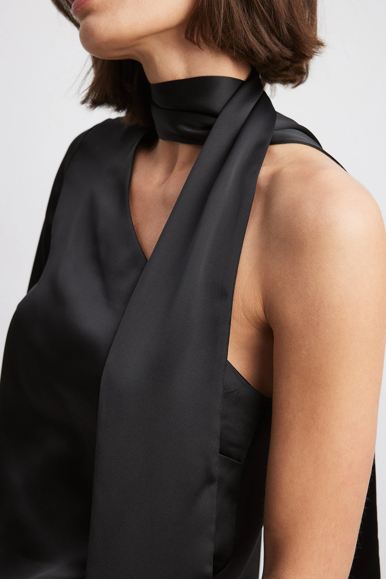 Einärmelige Satin-Bluse