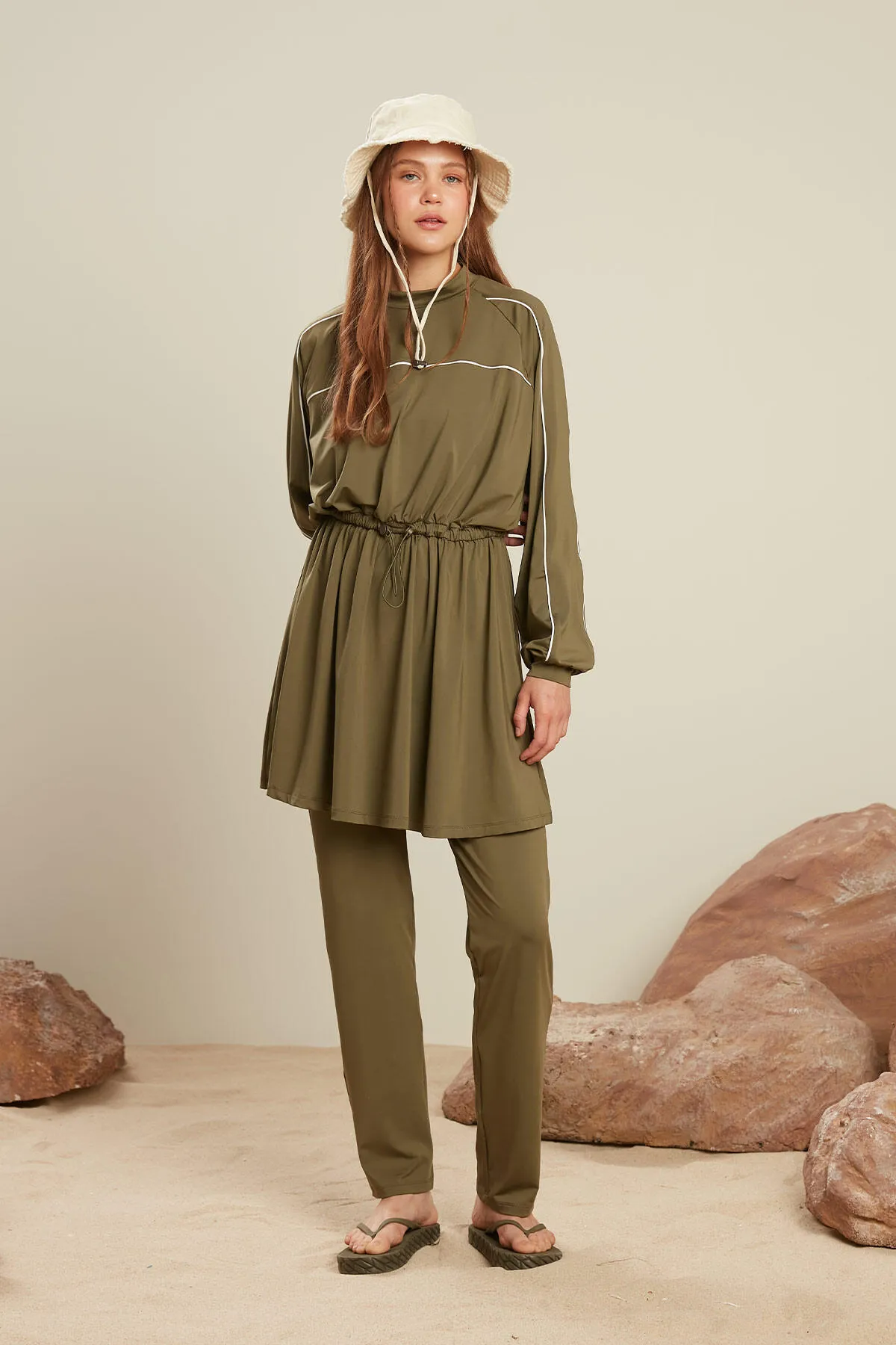 Manuka  HIJAB-BADEHOSE MIT GERADE BEIN, KHAKI