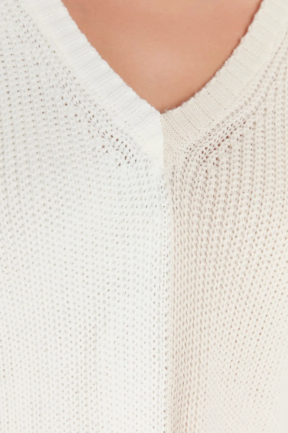 Trendyol Curve  Beiger Strickpullover mit V-Ausschnitt und Farbblockdesign TBBAW23AN00062
