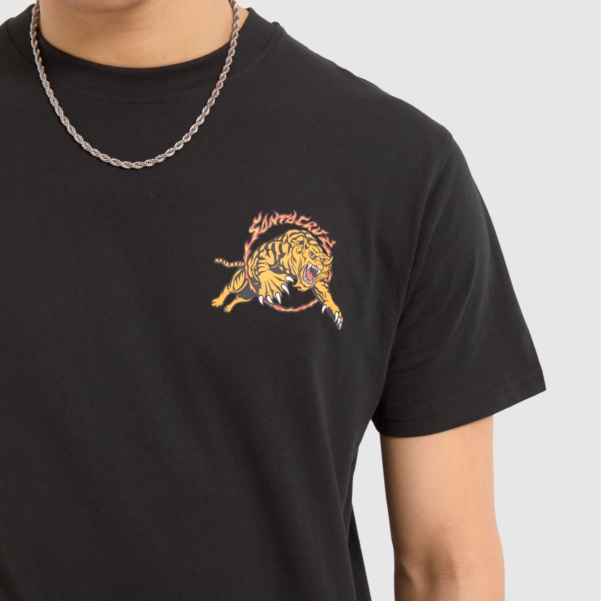 Santa Cruz – Svart t-shirt med tigermotiv och mönster