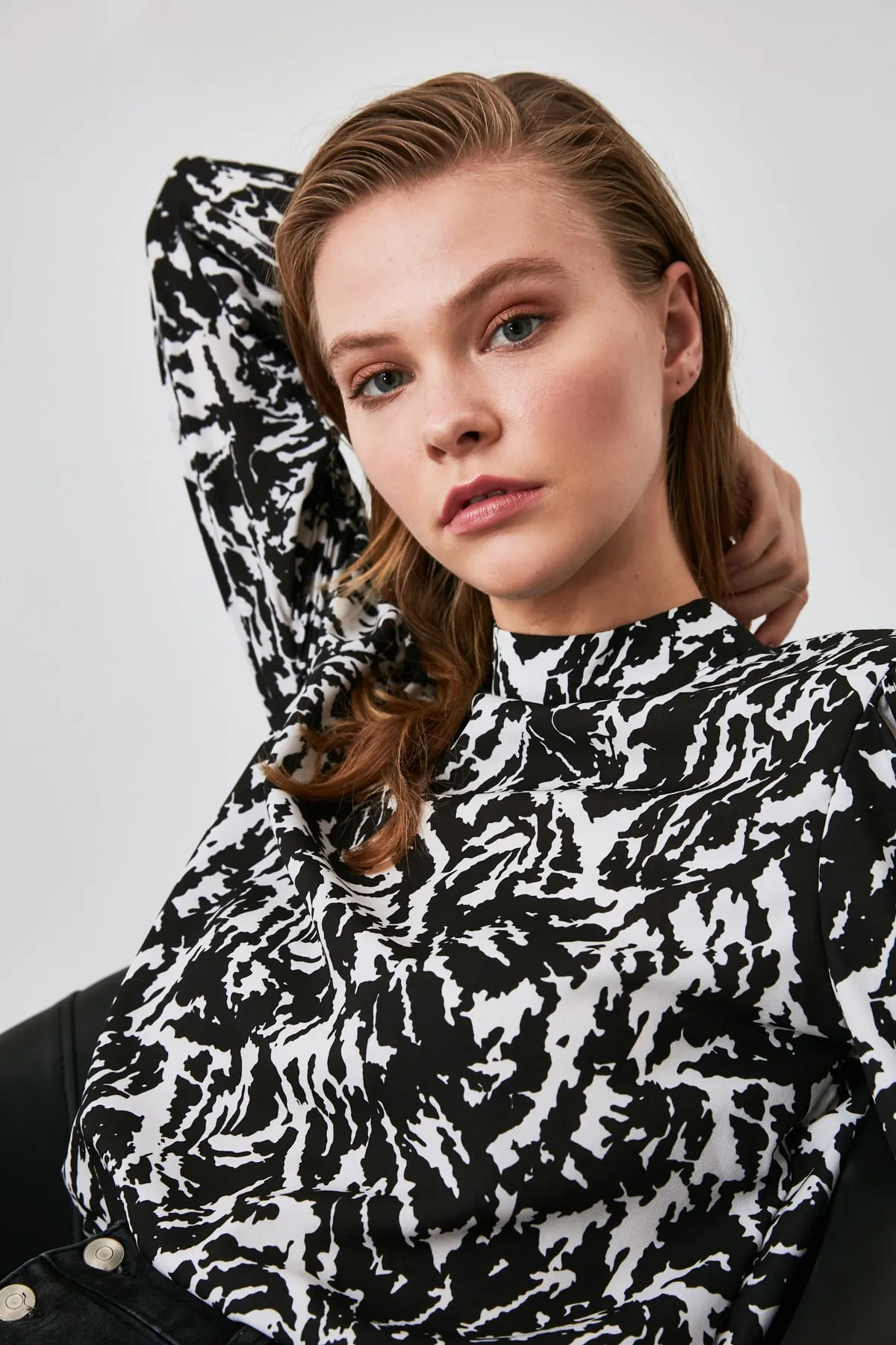 Trendyol Collection  Mehrfarbige Webbluse mit hohem Kragen und Zebramuster TWOAW21BZ0269