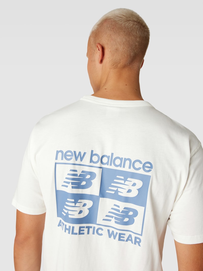 T-Shirt mit Label-Detail in offwhite