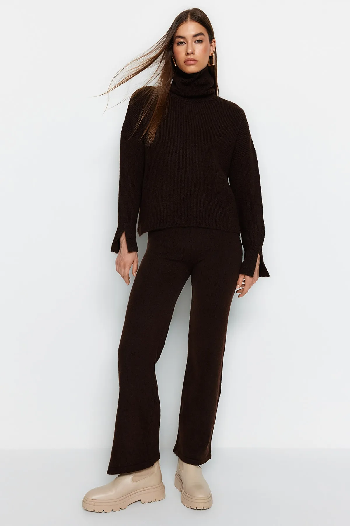 Trendyol Collection  Braunes, weich strukturiertes Basic-Strickober- und -Unterteil-Set mit Hose TWOAW22AU0312