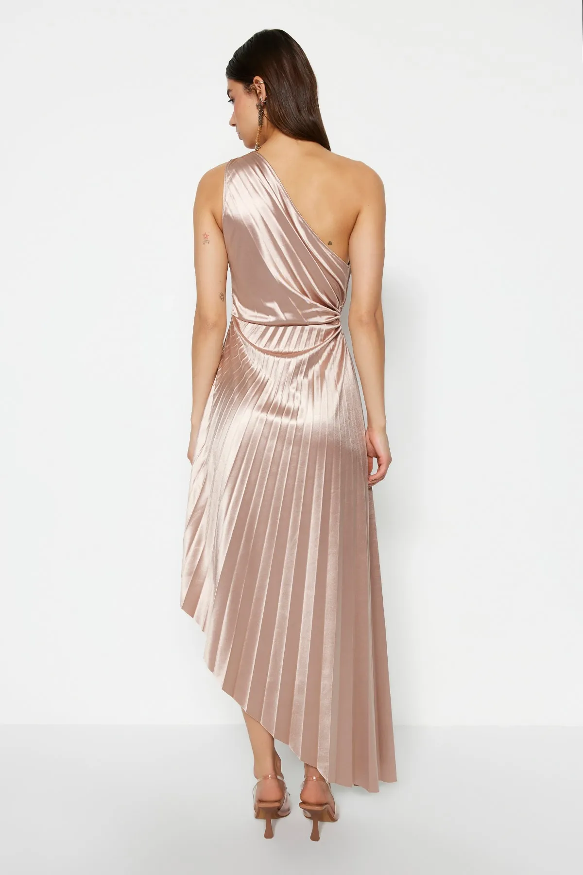 Trendyol Collection  Beigefarbenes asymmetrisches Strick-Abendkleid aus Satin mit Faltendetails Abendkleid/TPRSS23EL00557
