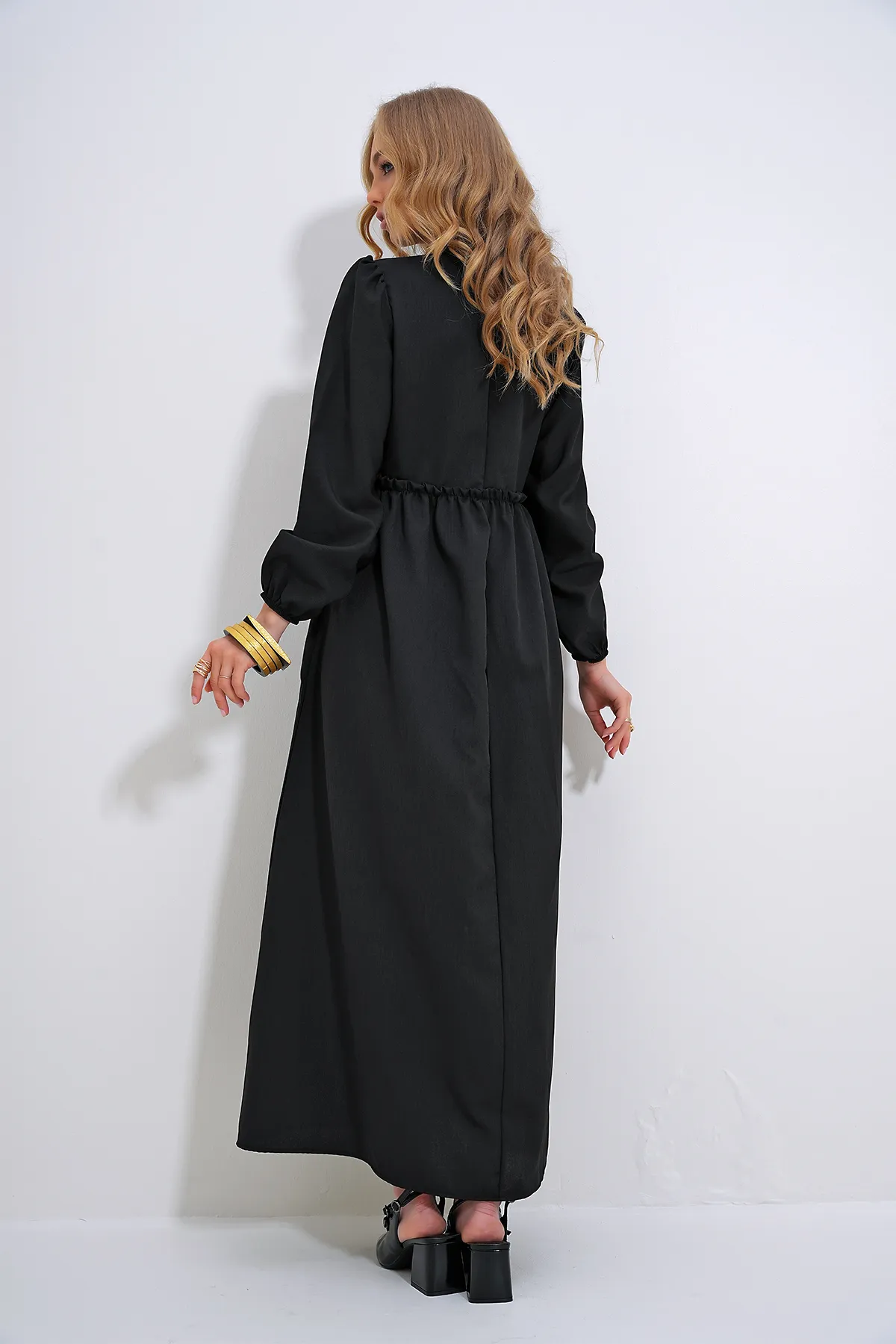 Trend Alaçatı Stili  Schwarzes Damen-Kleid mit Stehkragen, gehäkeltem geflochtenem Reißverschluss auf der Rückseite ALC-X12025