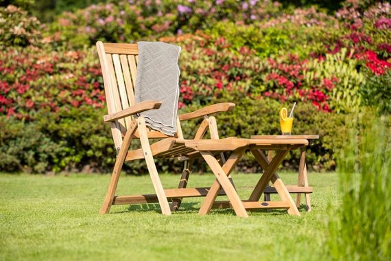 Kai Wiechmann Fußhocker Hochwertige Teak Fußbank 47 x 49 cm als wetterfester Holzhocker, klappbare und unbehandelte Fußstütze aus Teakholz