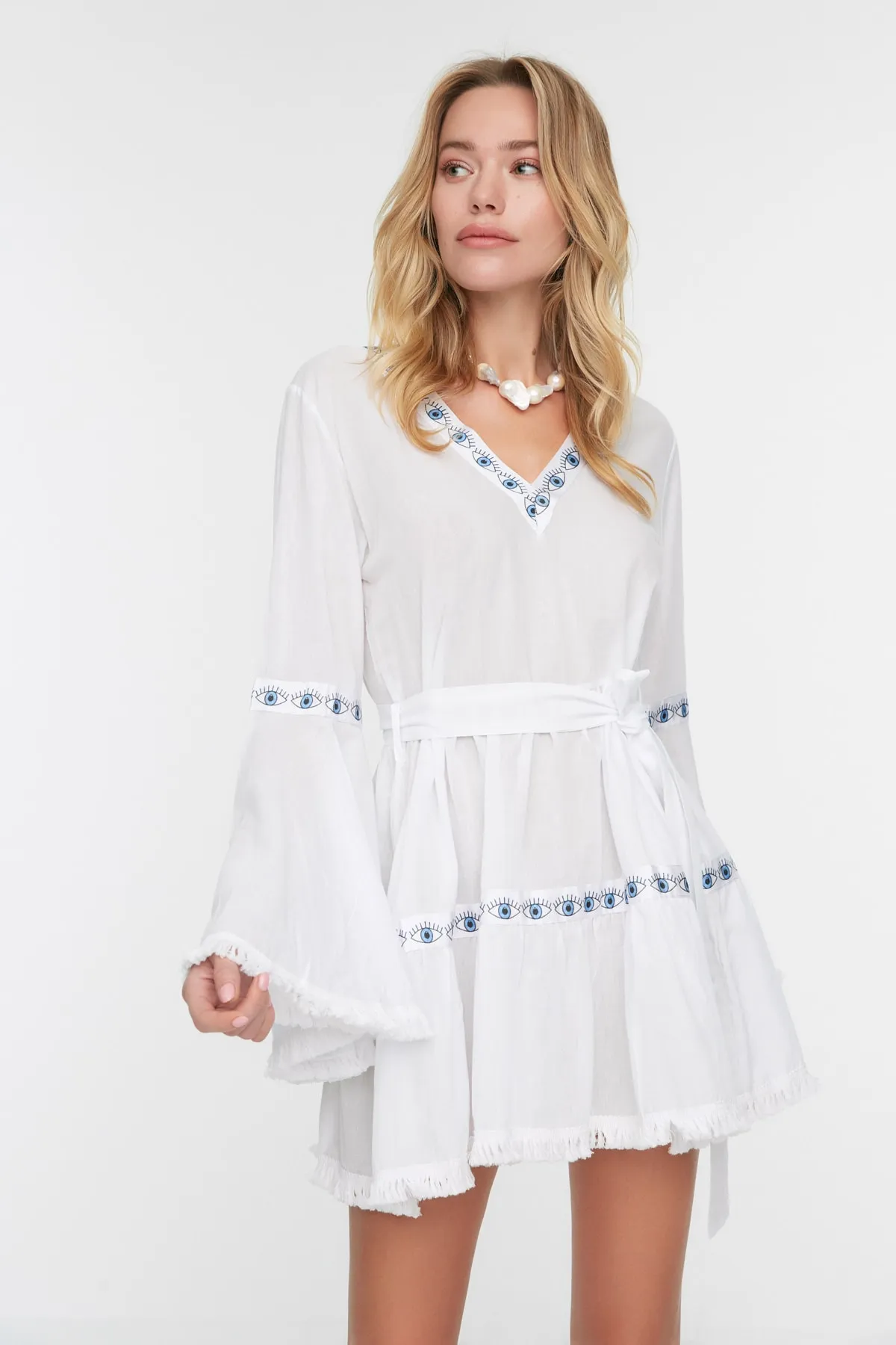 Trendyol Collection  Weißes Mini-Brautkleid mit gewebten Streifen, Strandkleid aus 100 % Baumwolle TBESS21EL1253